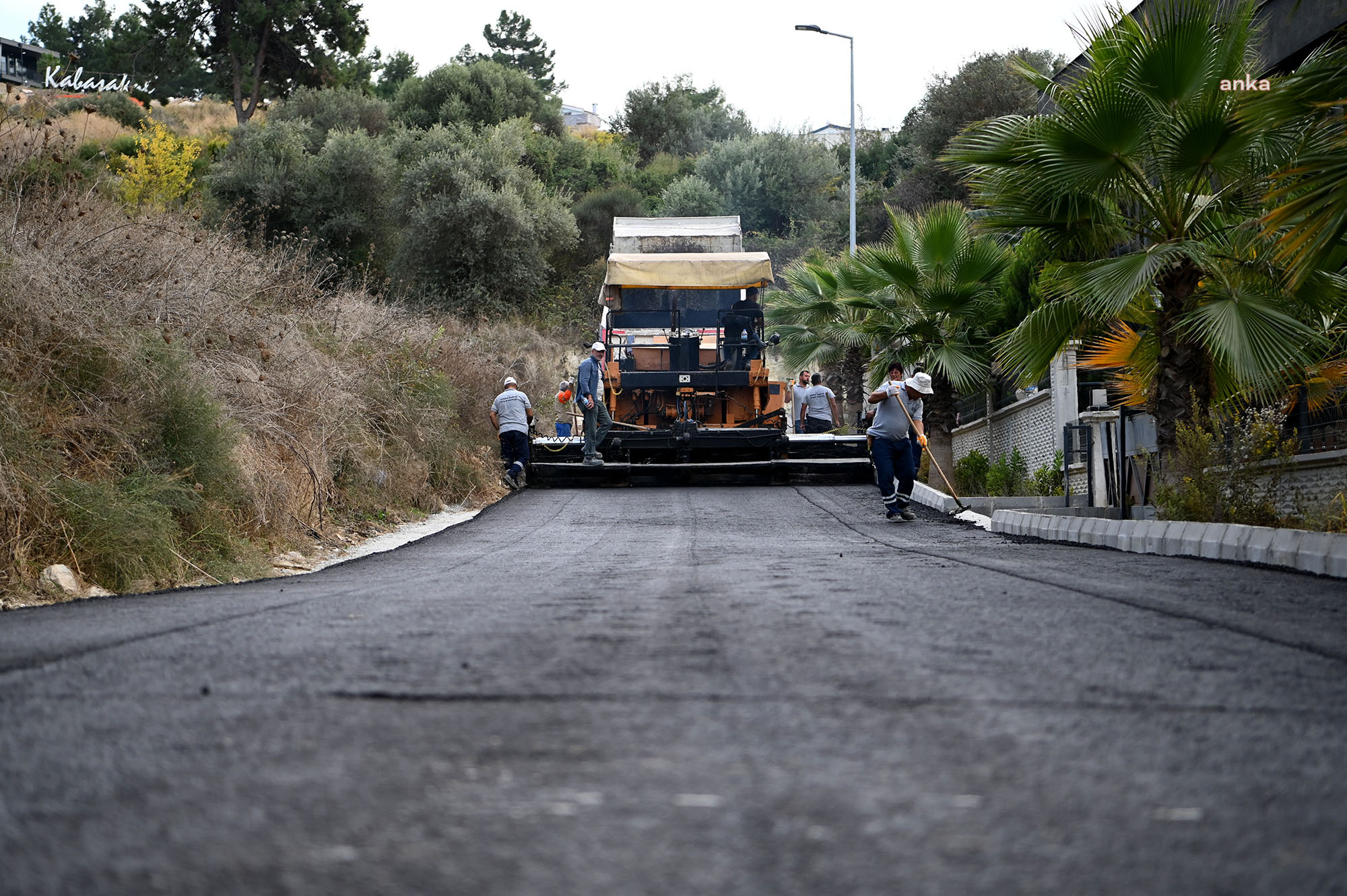 Kuşadası Belediyesi, kent genelinde yürüttüğü yol yapım çalışmalarına devam ediyor