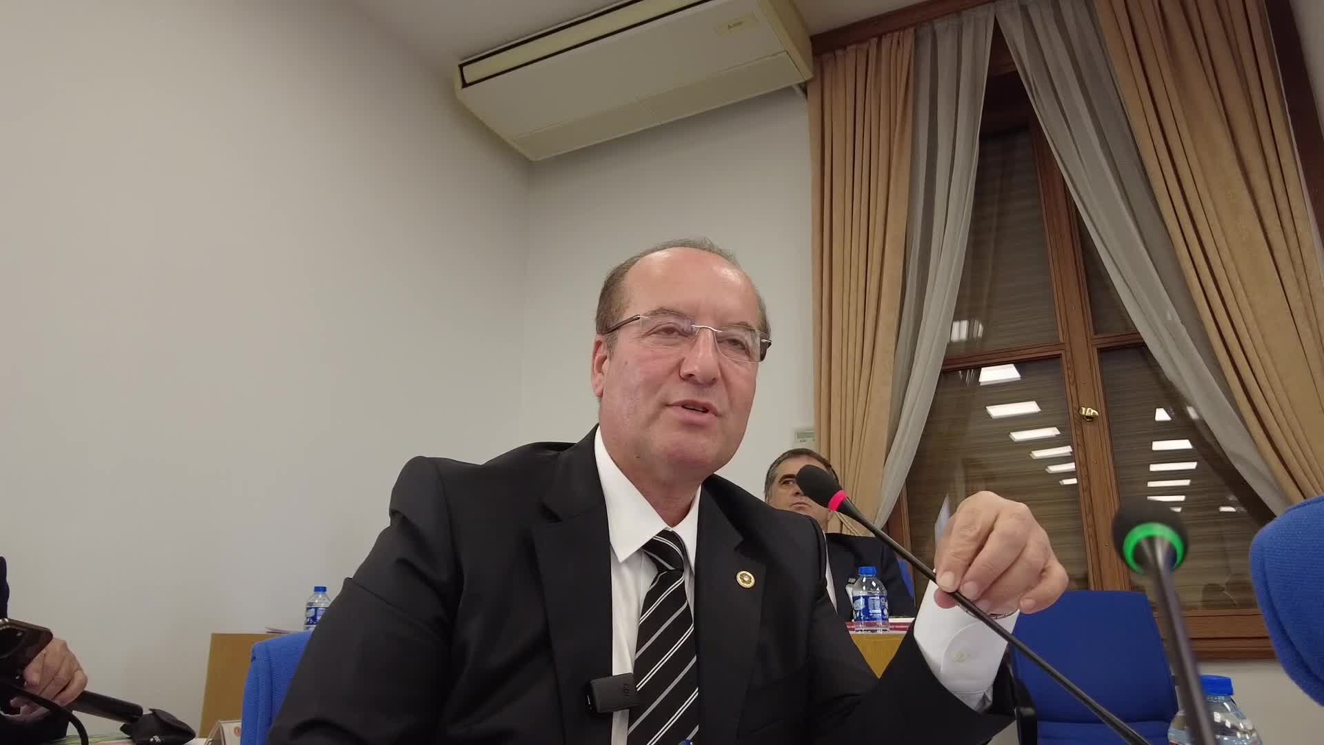Cevdet Akay: "2025 yılı bütçesinde 3 bin 423 adet araç alınacak. Geçen yıla göre yüzde 11,89 oranında bir artış var. Bir taraftan tasarruf yapmaya çalışırken bir taraftan da bu araçlar alınıyor"