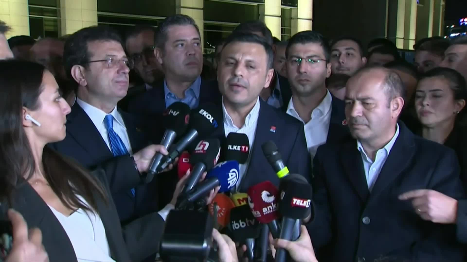 CHP İstanbul İl Başkanı Özgür Çelik, Çağlayan Adliyesi önünde konuştu: "Bu tür hukuksuz uygulamalara asla geçit vermeyeceğiz"