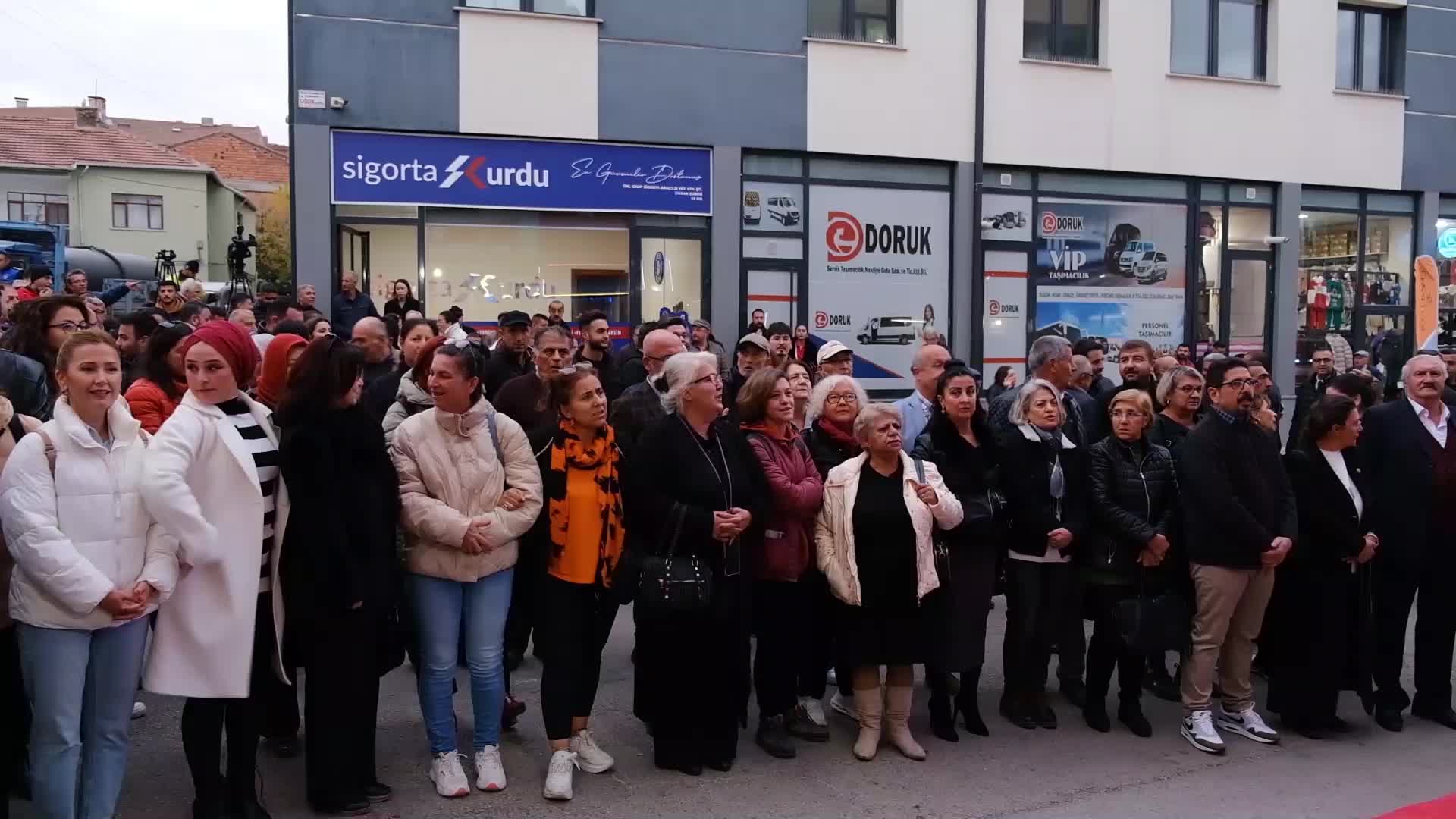 CHP, Eskişehir Emek Mahallesi'nde iletişim merkezi açtı... Odunpazarı Belediye Başkanı Kurt: “CHP halkın ayağına gelmeli”