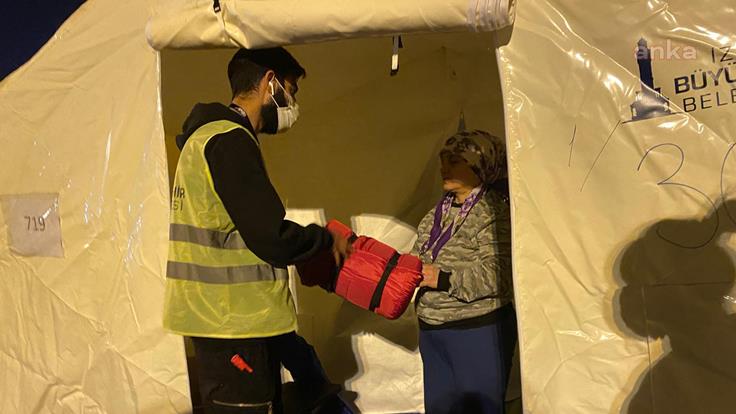 İZMİR'DE "BİZ VARIZ" DAYANIŞMASI KAPSAMINDA BAĞIŞLANAN DESTEK PAKETLERİ, DAĞITILMAYA BAŞLANDI