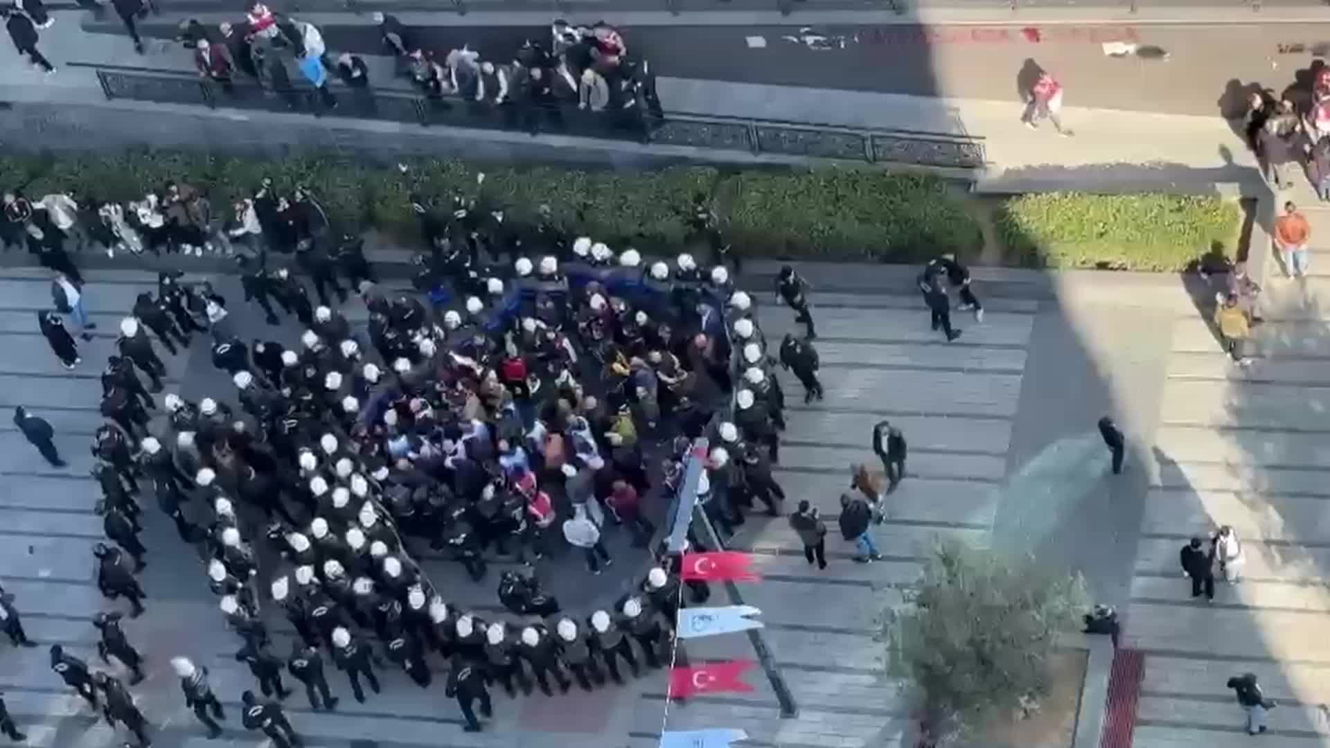 Esenyurt'ta kayyum uygulamasına tepki gösteren sendikalılara polis ablukası