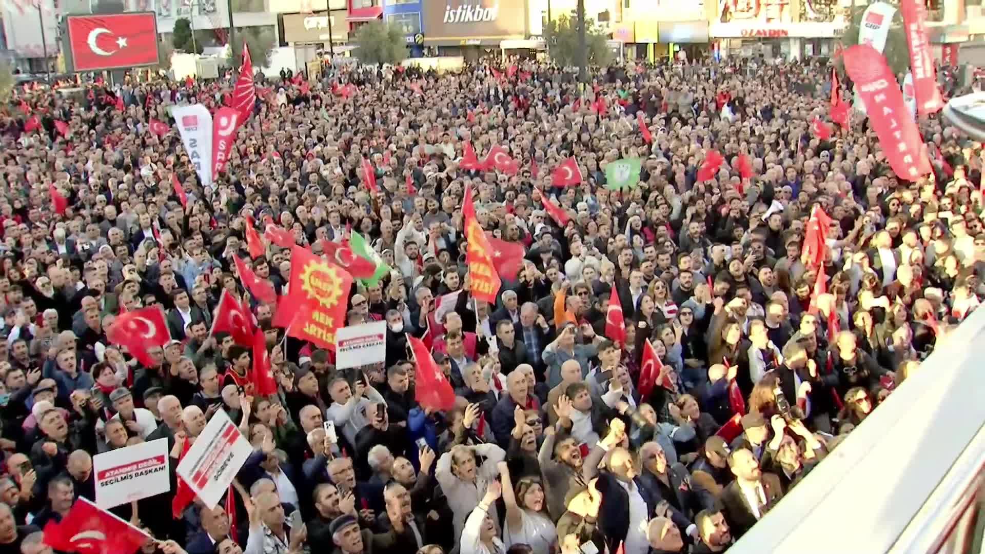 CHP'den kayyuma tepki mitingi... Özgür Özel:  "10 yıl geriye kimin teröristlerle telefonlaştığına gidersek, AK Parti’de FETÖ terör örgütüne mensup olmayan 10 kişi kalmaz"