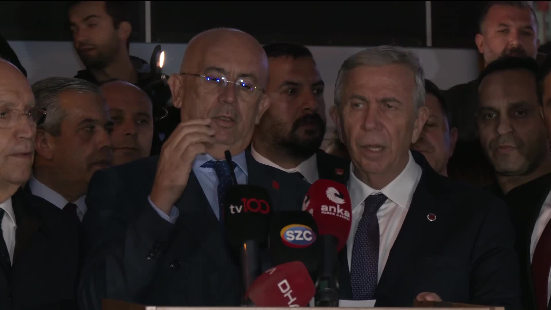 CHP, Ankara'da Ahmet Özer'in tutuklanmasını protesto etti... Mansur Yavaş'ın da katıldığı eylemde konuşan Ümit Erkol: "Kumpaslarınıza boyun eğmeyeceğiz"