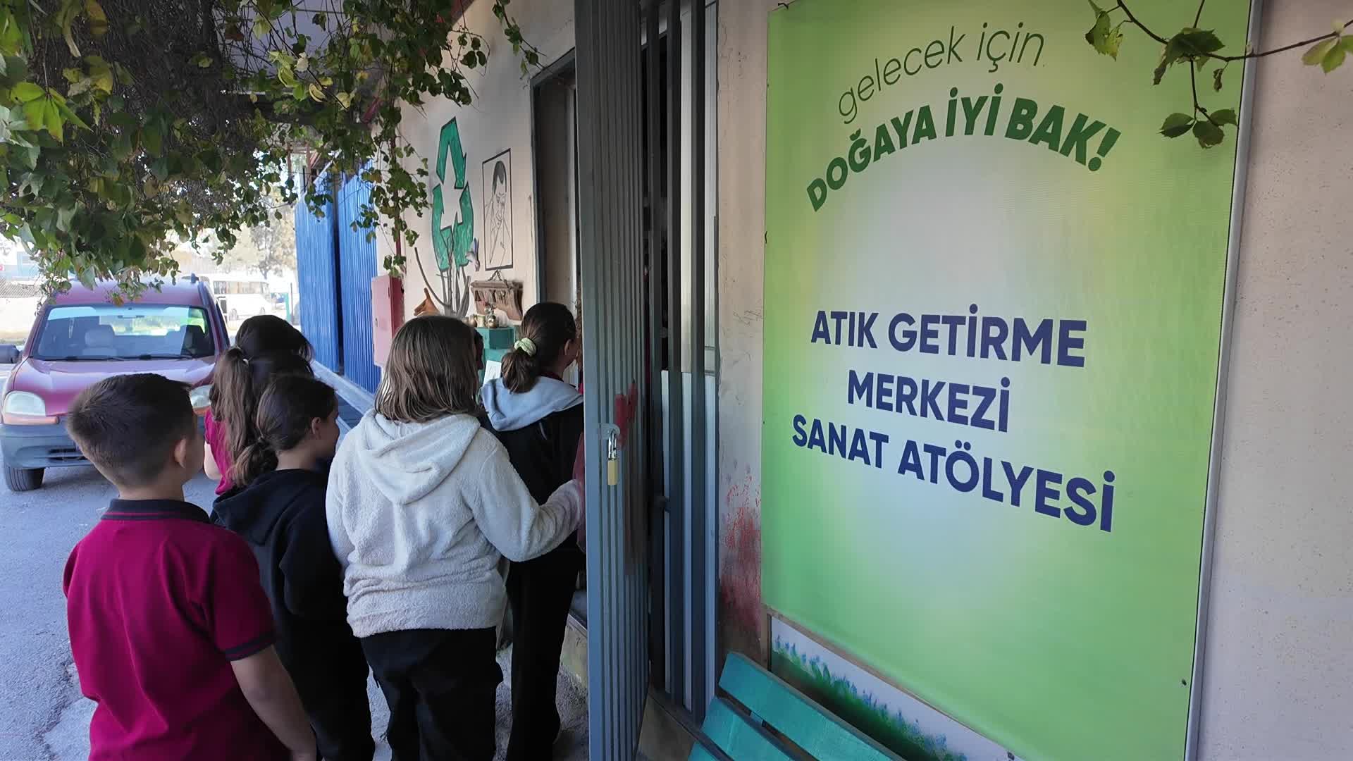 Bornova’da gençlere geri dönüşüm eğitimi