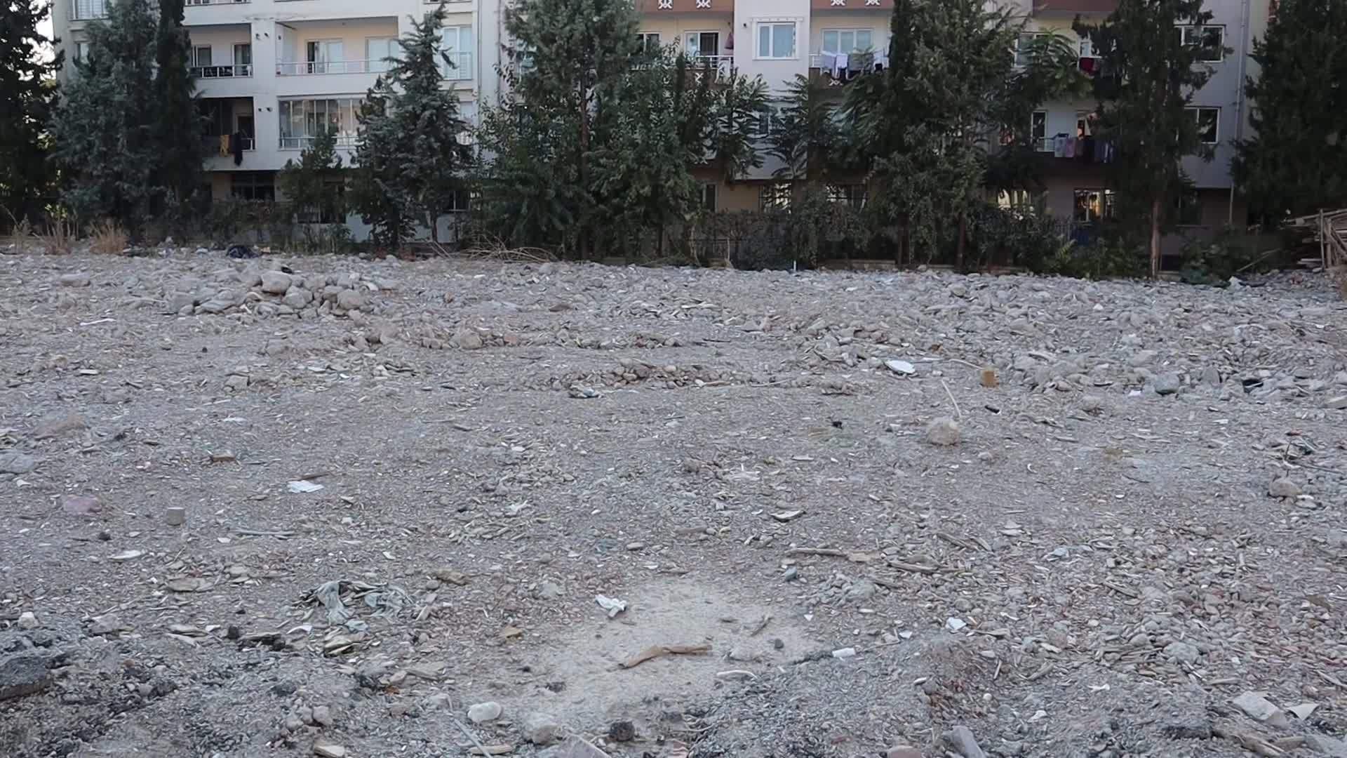 Malatya Salköprü'de rezerv alanı çalışmalarının başlamamasına depremzede vatandaşlar tepki gösterdi