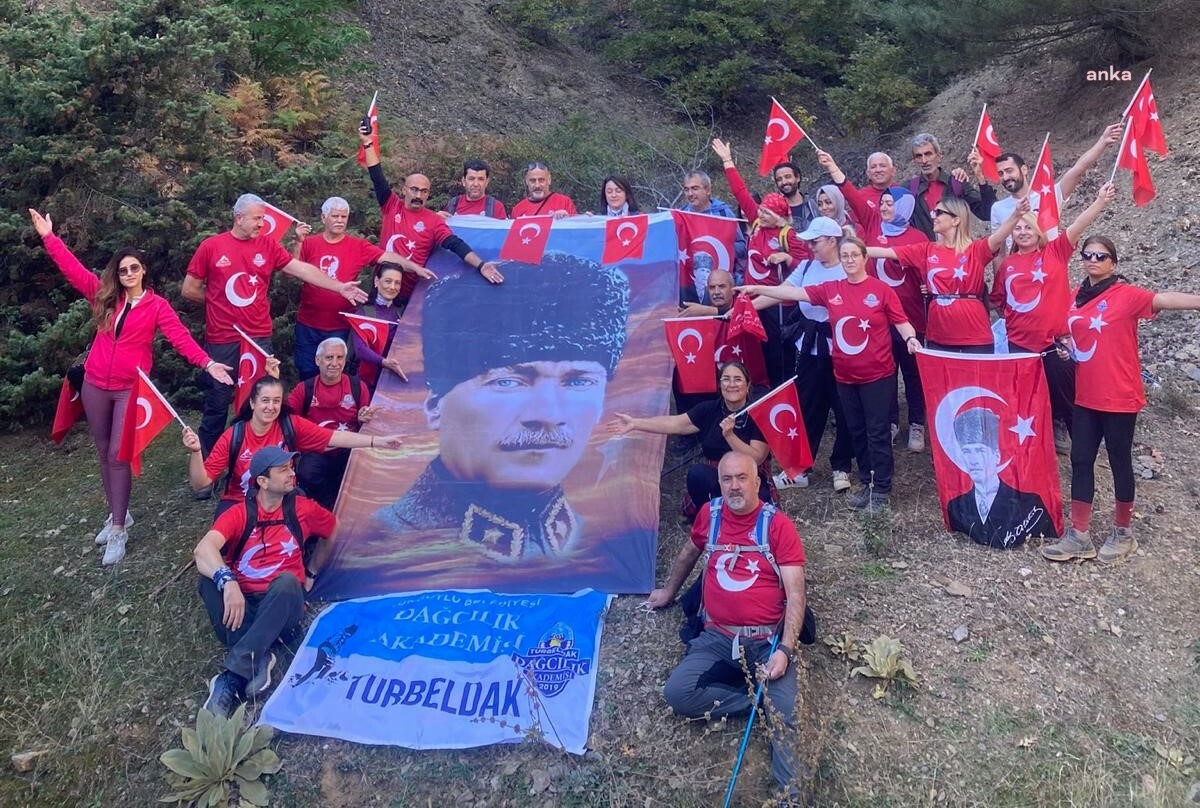 Turgutlu Belediyesi Dağcılık Akademisi'nden Cumhuriyet'in 101'inci yılına özel yürüyüş