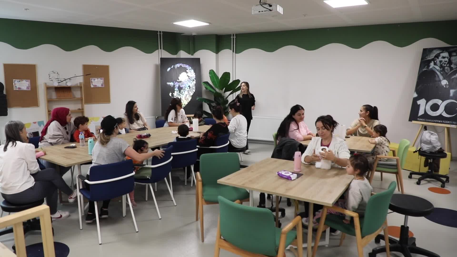 Muğla Büyükşehir Belediyesi Oyuncak Kütüphanesi'nde anne ve çocuklar birlikte eğleniyor