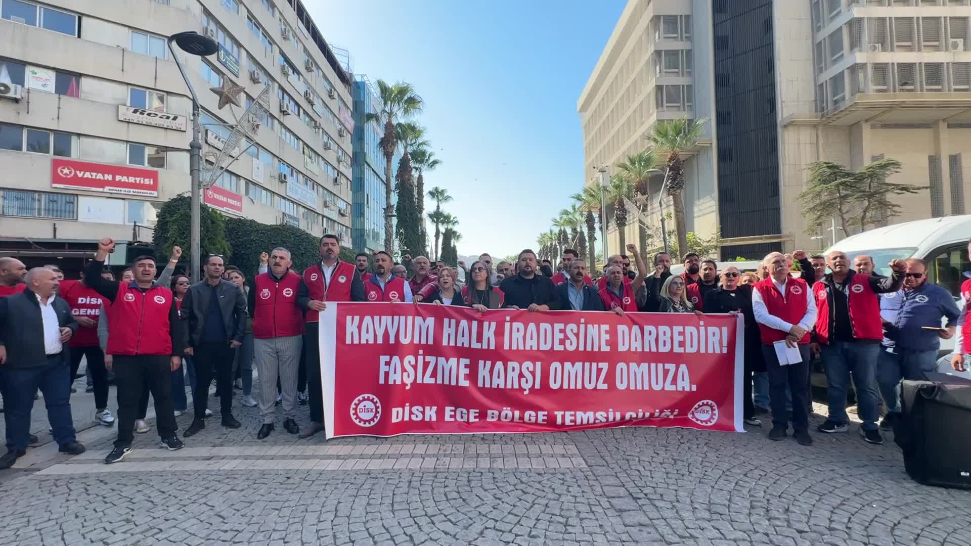 İzmir'de DİSK üyeleri,  Esenyurt Belediye Başkanı Ahmet Özer’in tutuklanması ve yerine kayyum atanmasını protesto etti