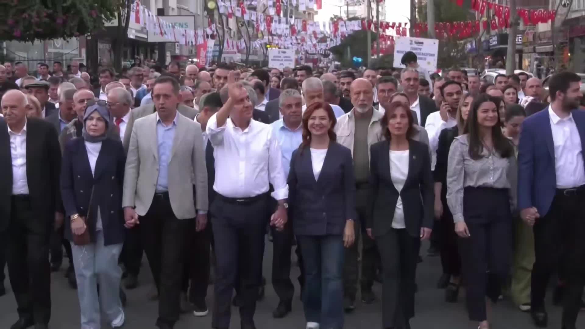 'Tarihin İzinde, Efsaneler İçinde' sloganıyla düzenlenen 3'üncü Uluslararası Tarsus Festivali kortej yürüyüşü geniş katılımla yapıldı