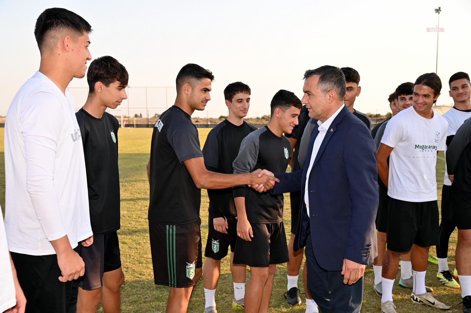Manavgat Belediye Başkanı Kara'dan genç futbolculara ziyaret