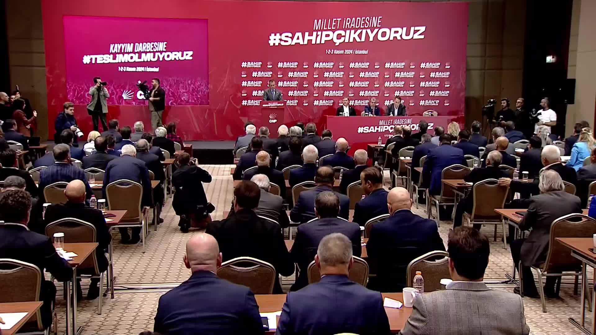 CHP’nin “Millet İradesine Sahip Çıkıyoruz” kampı ikinci gün... Özgür Özel: "Fetullah Gülen hayatta olsa gelir omzunuzdan öper. 'Bu kadarını biz bile yapmamıştık' der"