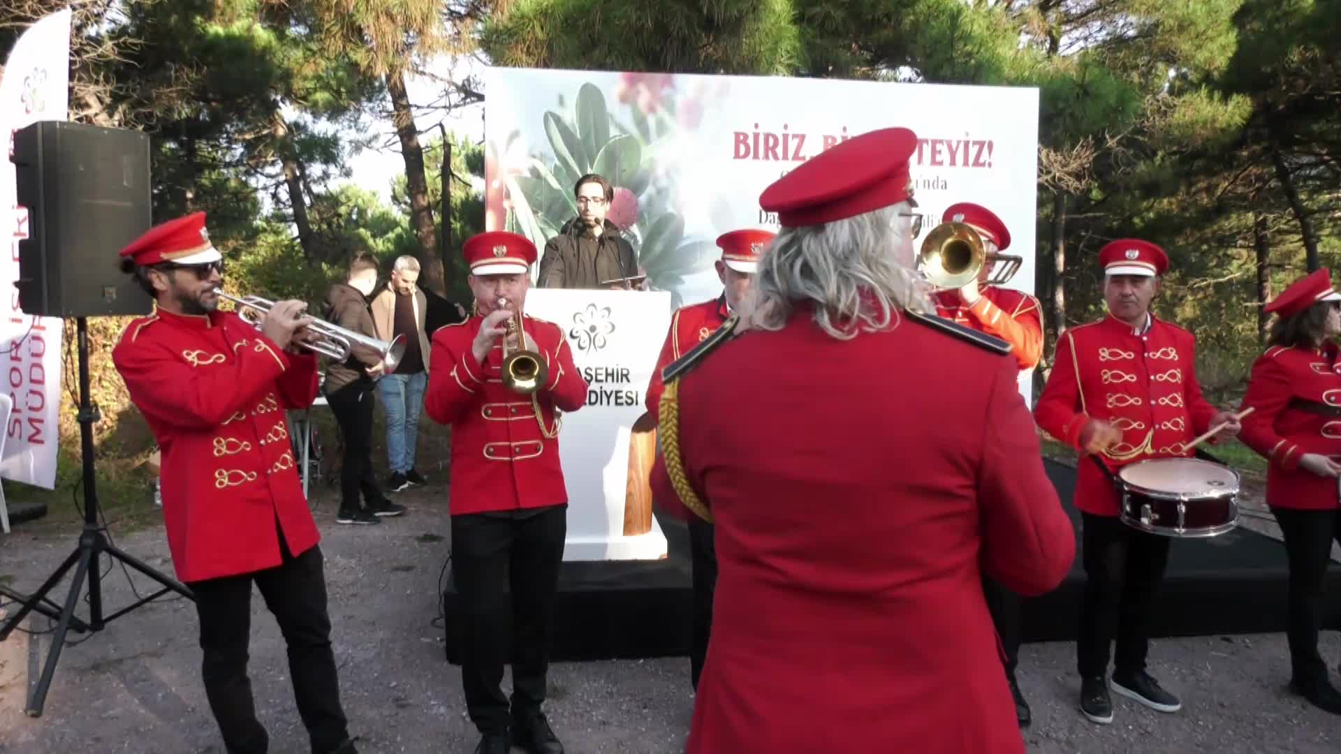 Doğaseverler, Ataşehir Belediyesi'nin düzenlediği etkinlikte Kayışdağı Ormanı'nda dağ çileği topladı
