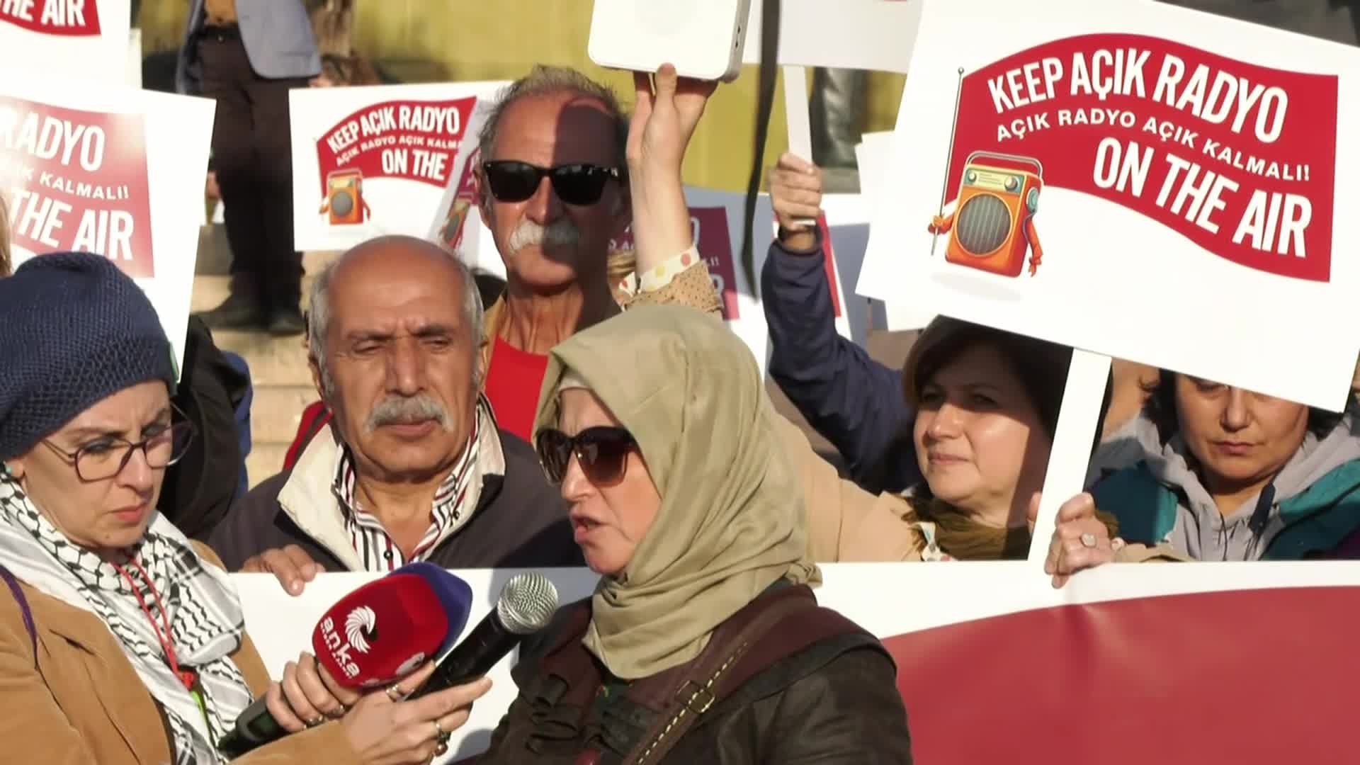 Kadıköy'de Açık Radyo eylemi! "Açık Radyo, açık kalmalı"