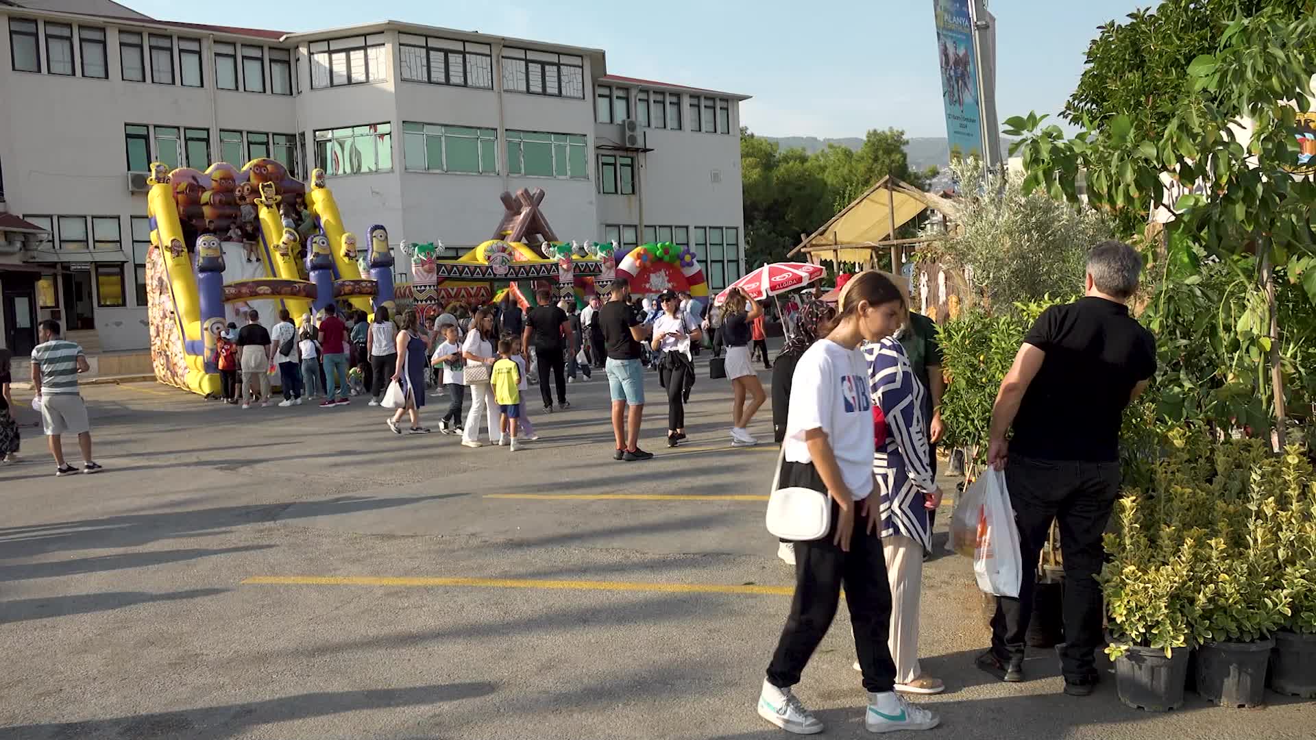 Alanya Belediyesi'nin düzenlediği Tropikal Meyve Festivali'nin ikinci günü, renkli görüntülere sahne oldu