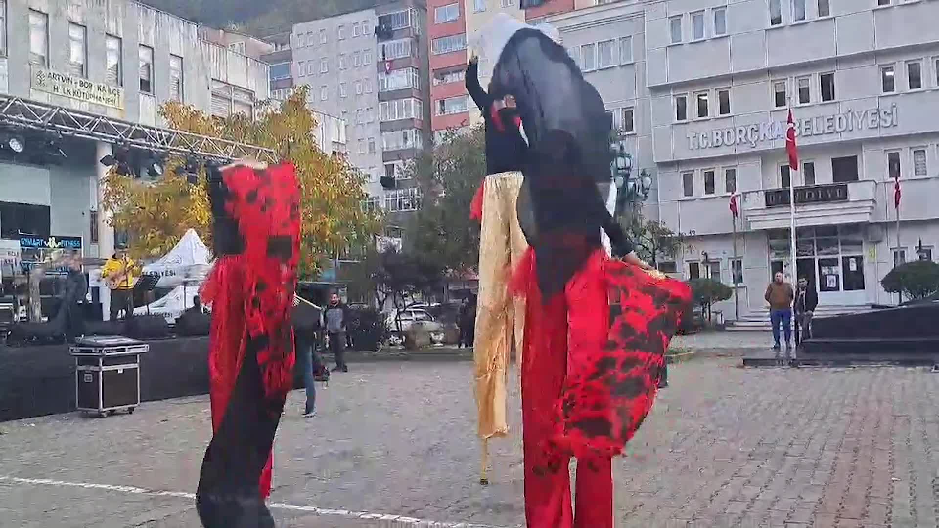 Borçka Demir Elma Festivali birbirinden farklı etkinliklerle sürüyor