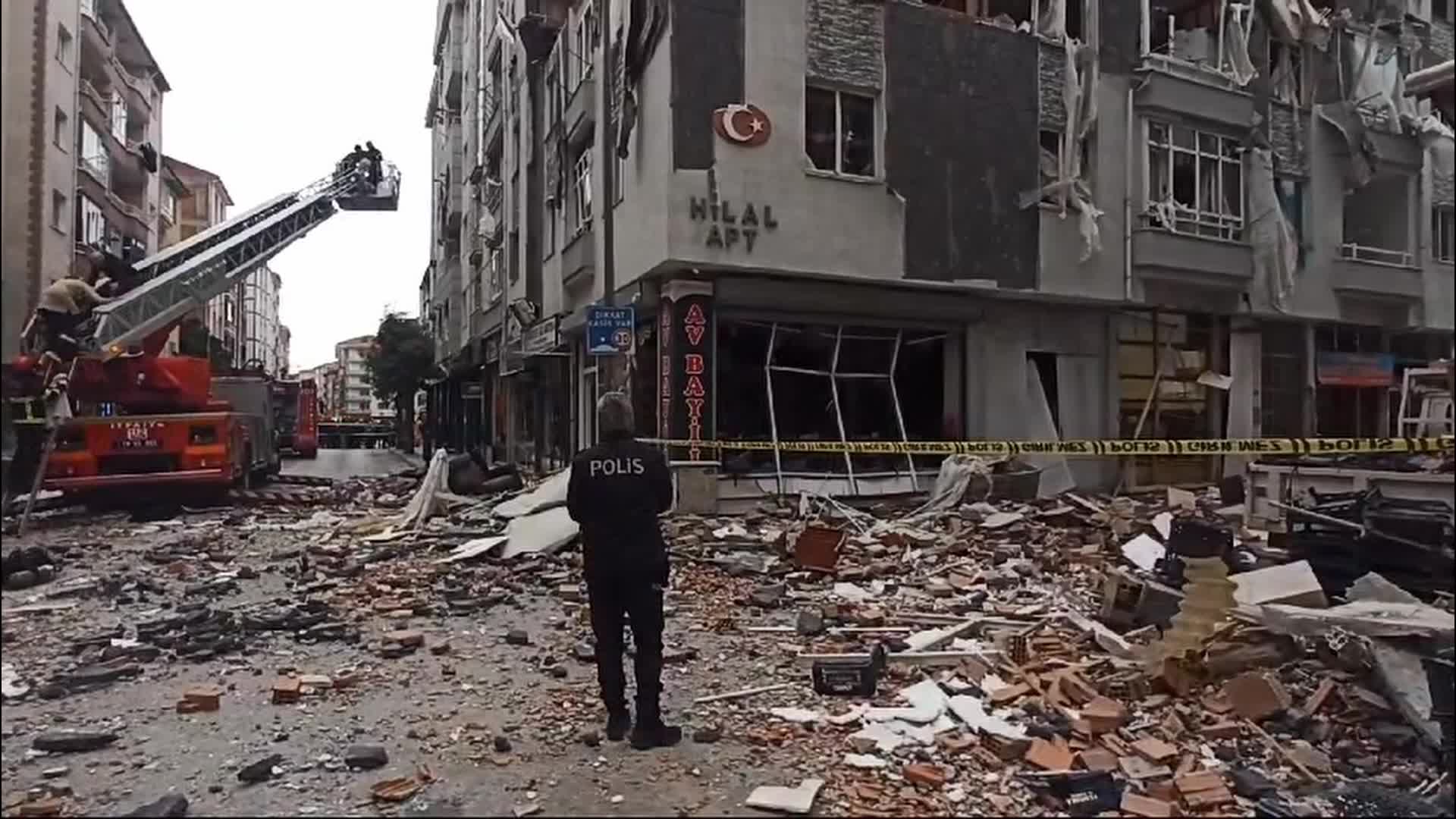 Çorum'da bir binada doğal gaz kaynaklı patlama meydana geldi:  1 ölü, 15 yaralı