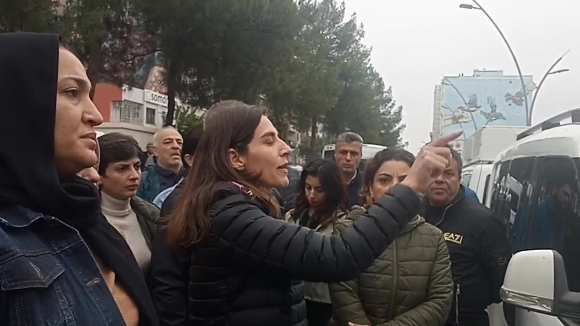 Yurttaşlar, kayyum atanan Batman Belediyesi önünde toplandı... Gülistan Sönük: Biz bunu tanımayacağız