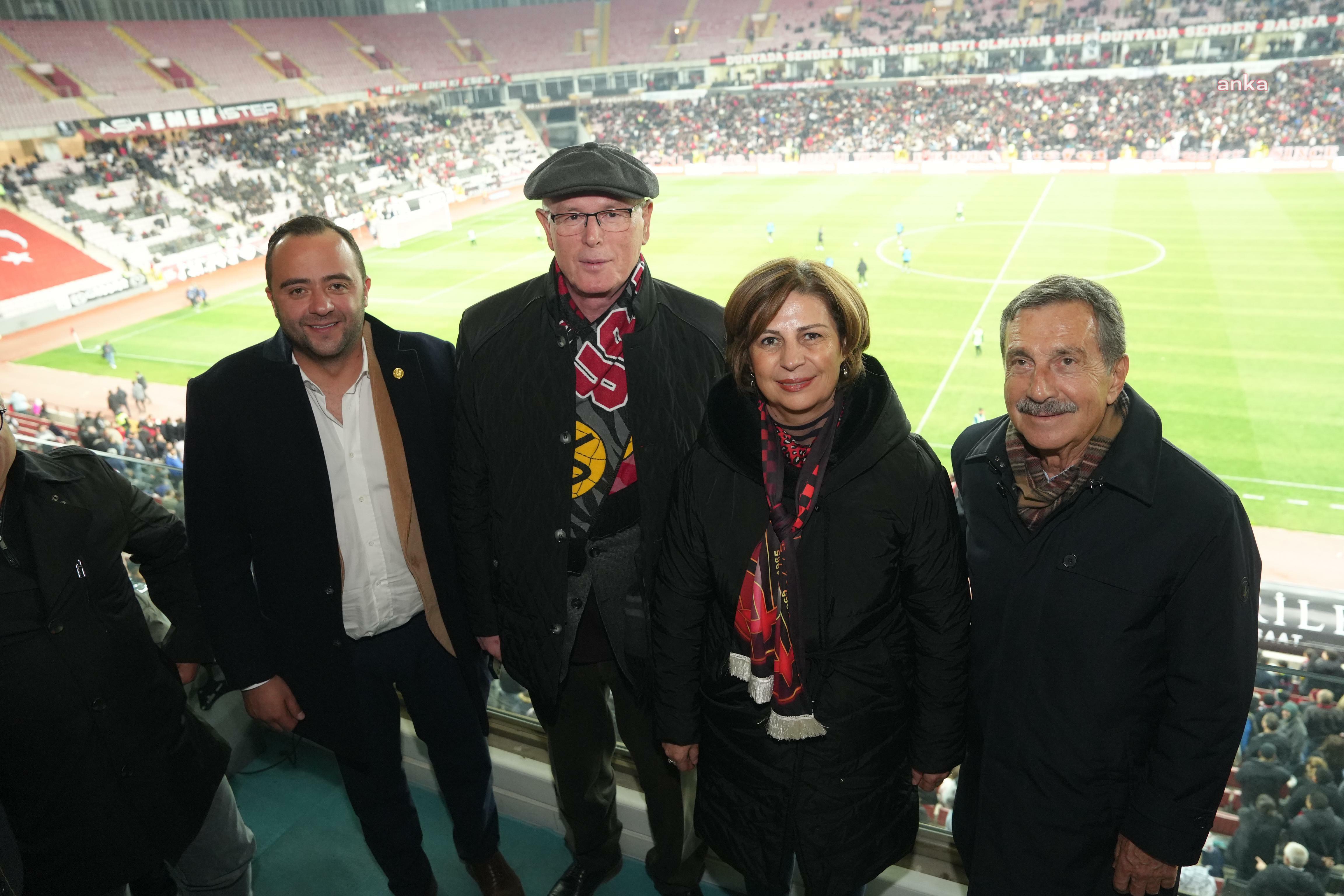 Eskişehir Büyükşehir Belediye Başkanı Ünlüce, Eskişehirspor maçını stadyumdan izledi