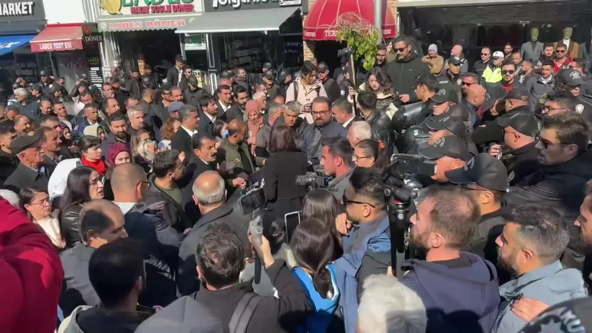 Van'da kayyum protestosu: ''Türkiye hakları bu zorbalığı asla boyun eğmeyecektir''