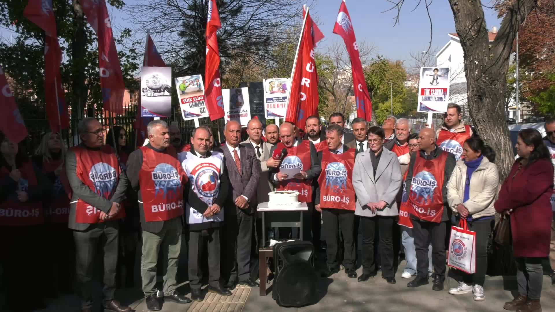 Büro-İş Sendikası,  2025 yılı bütçesini ''pasta keserek'' protesto etti:  ''En küçük dilimi hükümet ve yandaşlarına ikram ediyoruz"