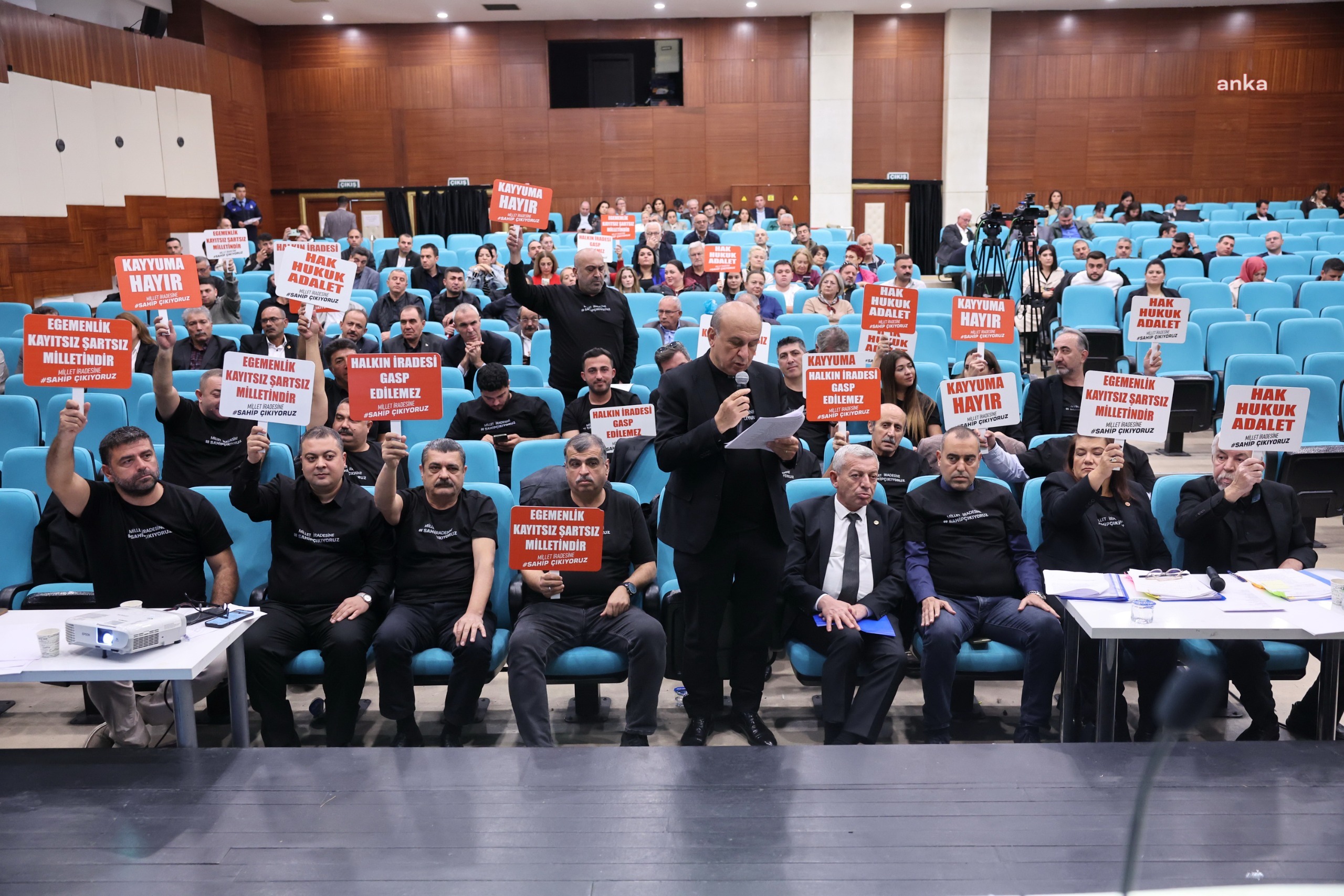 Konak Belediye Meclisi’nde kayyum protestosu