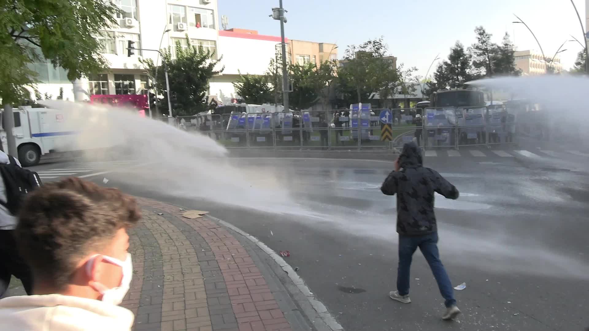 Batman’da kayyum protestosuna TOMA'larla müdahale: Gazetecilerin de aralarında bulunduğu çok sayıda kişi gözaltına alındı