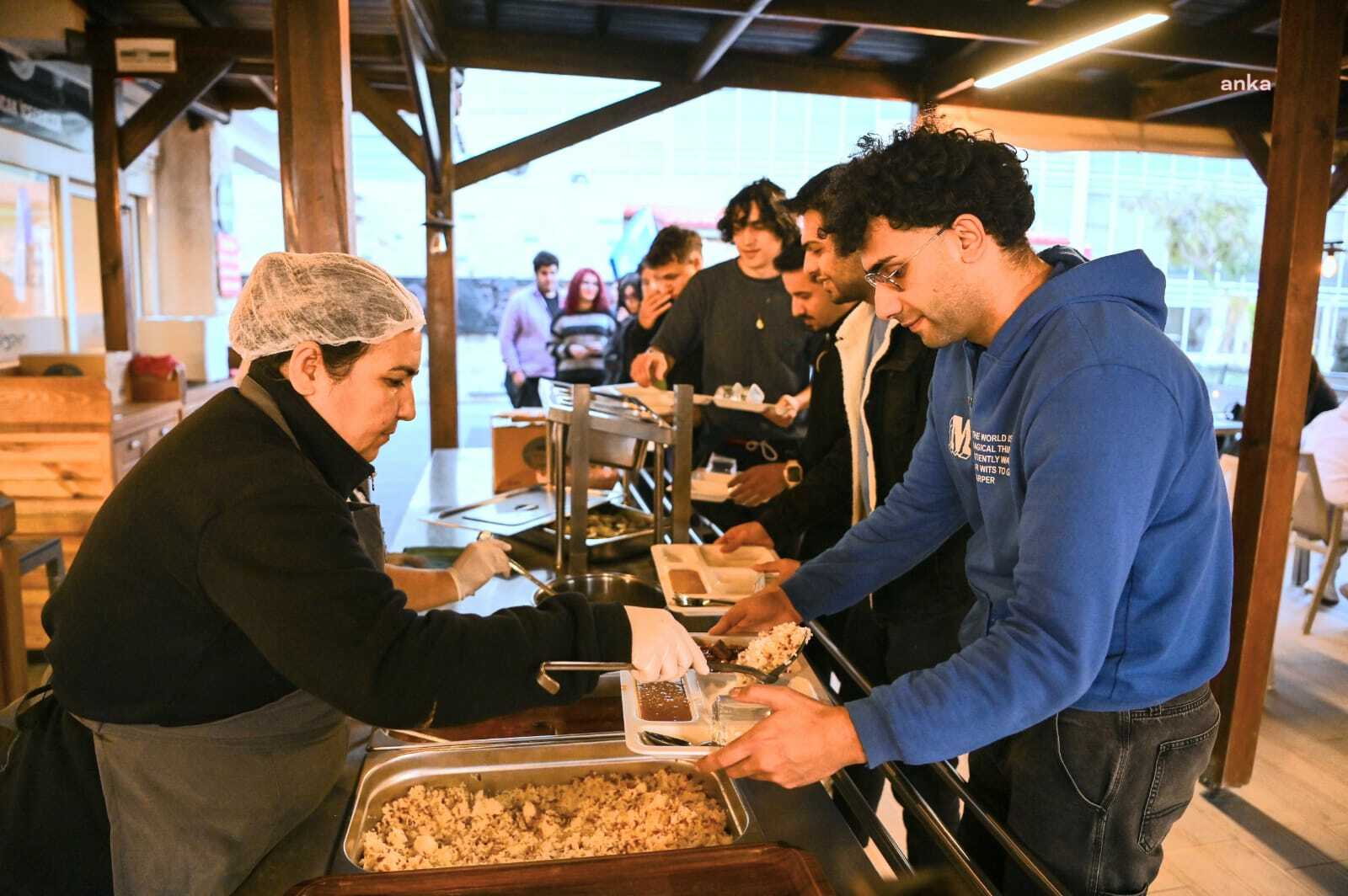 Kuşadası Belediyesi'nden üniversite öğrencileri için ücretsiz yemek hizmeti