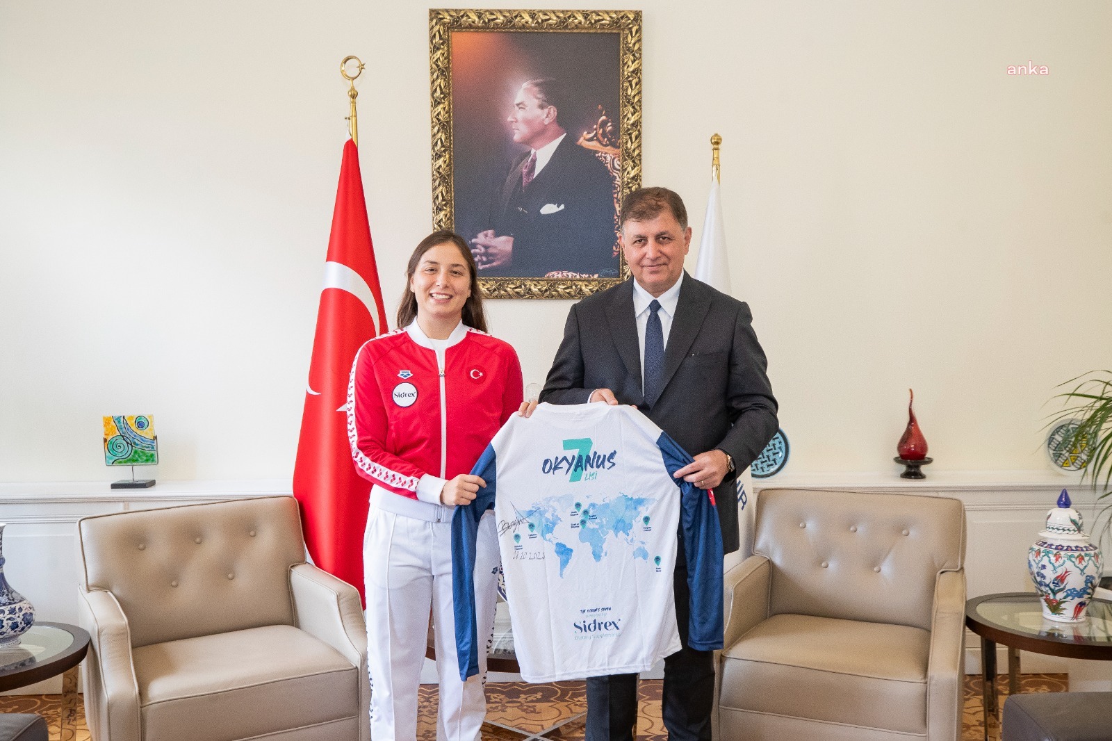 Dünyanın en zorlu yedi kanalından beşini yüzerek geçen İzmirli yüzücü İzmir Büyükşehir Belediye Başkanı Tugay’la buluştu