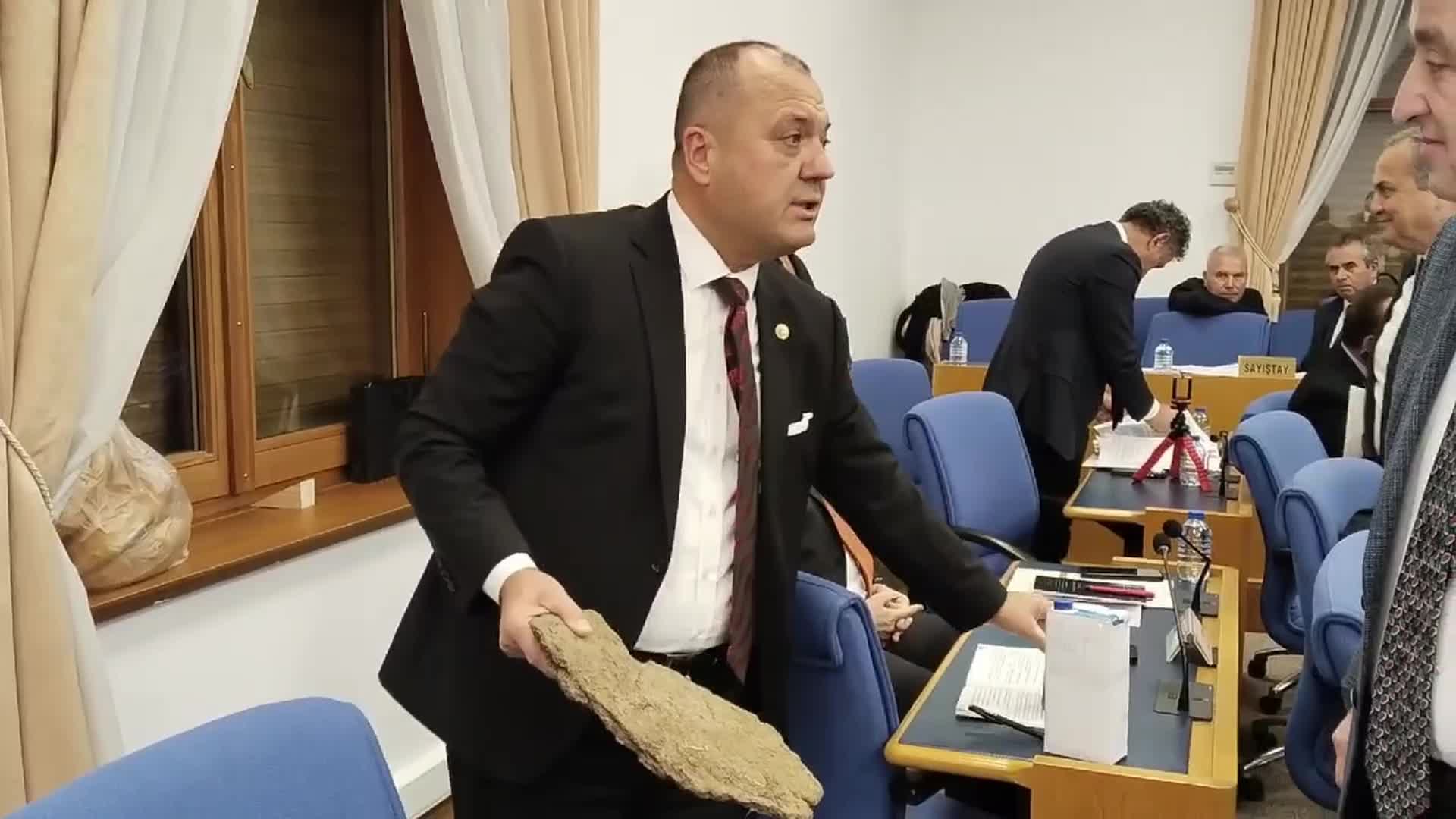 Plan ve Bütçe Komisyonu... Yanında tezek getiren İlhami Özcan Aygun'dan hükümete tepki: "Köylerde artık hayvan kalmadı, tezek kokusu kalmadı. Bunu bulana kadar akla karayı seçtim"