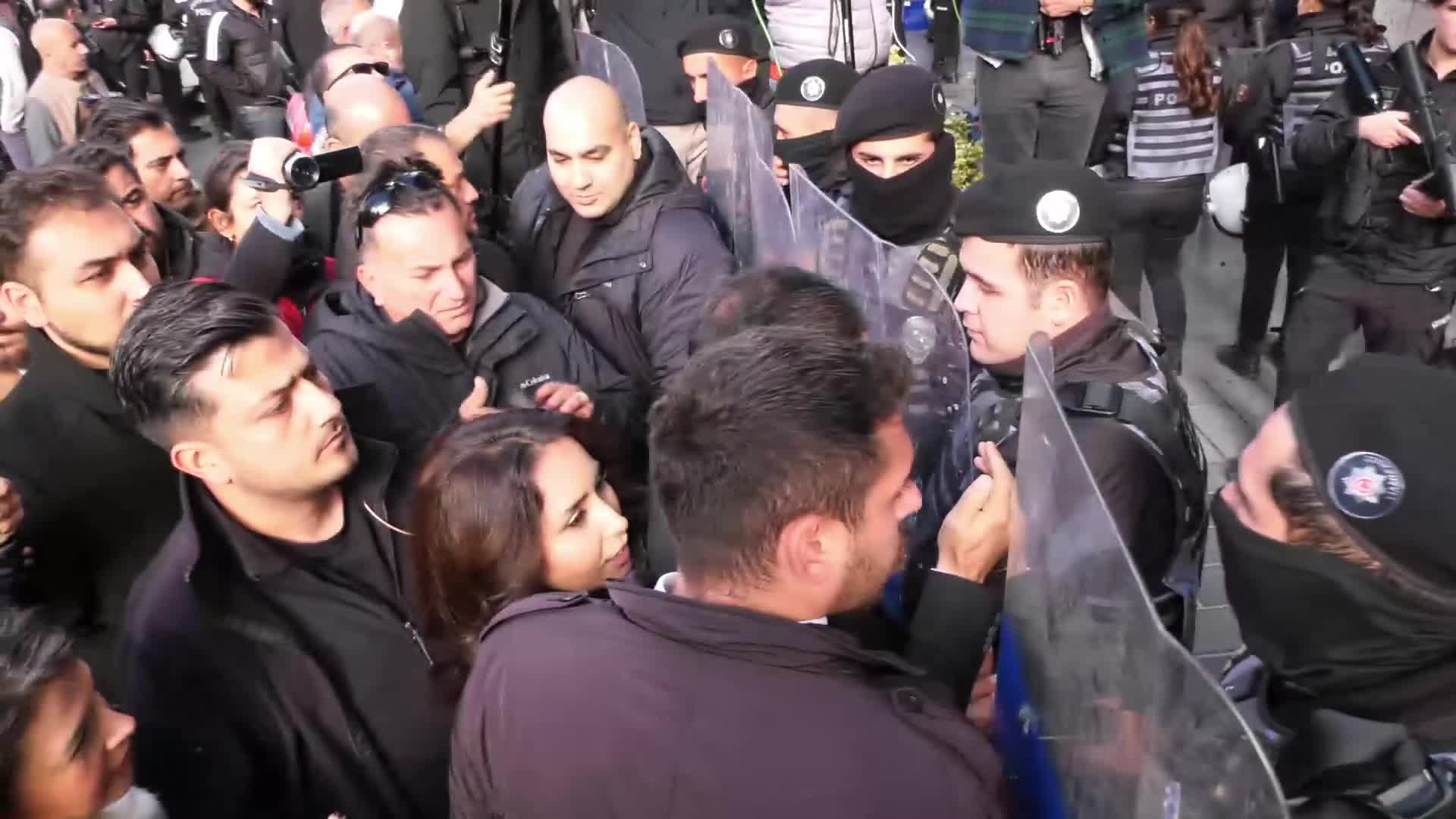 Esenyurt Belediyesi önünde CHP’lilerin bir kafeye girişine polisin müdahalesi üzerine arbede çıktı