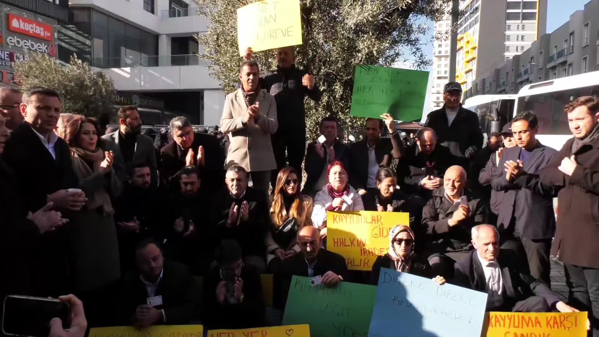 CHP’den Esenyurt Belediyesi önünde nöbet... Engin Altay: “CHP, haklarını demokratik sınırlar içinde sonuna kadar arayacak”