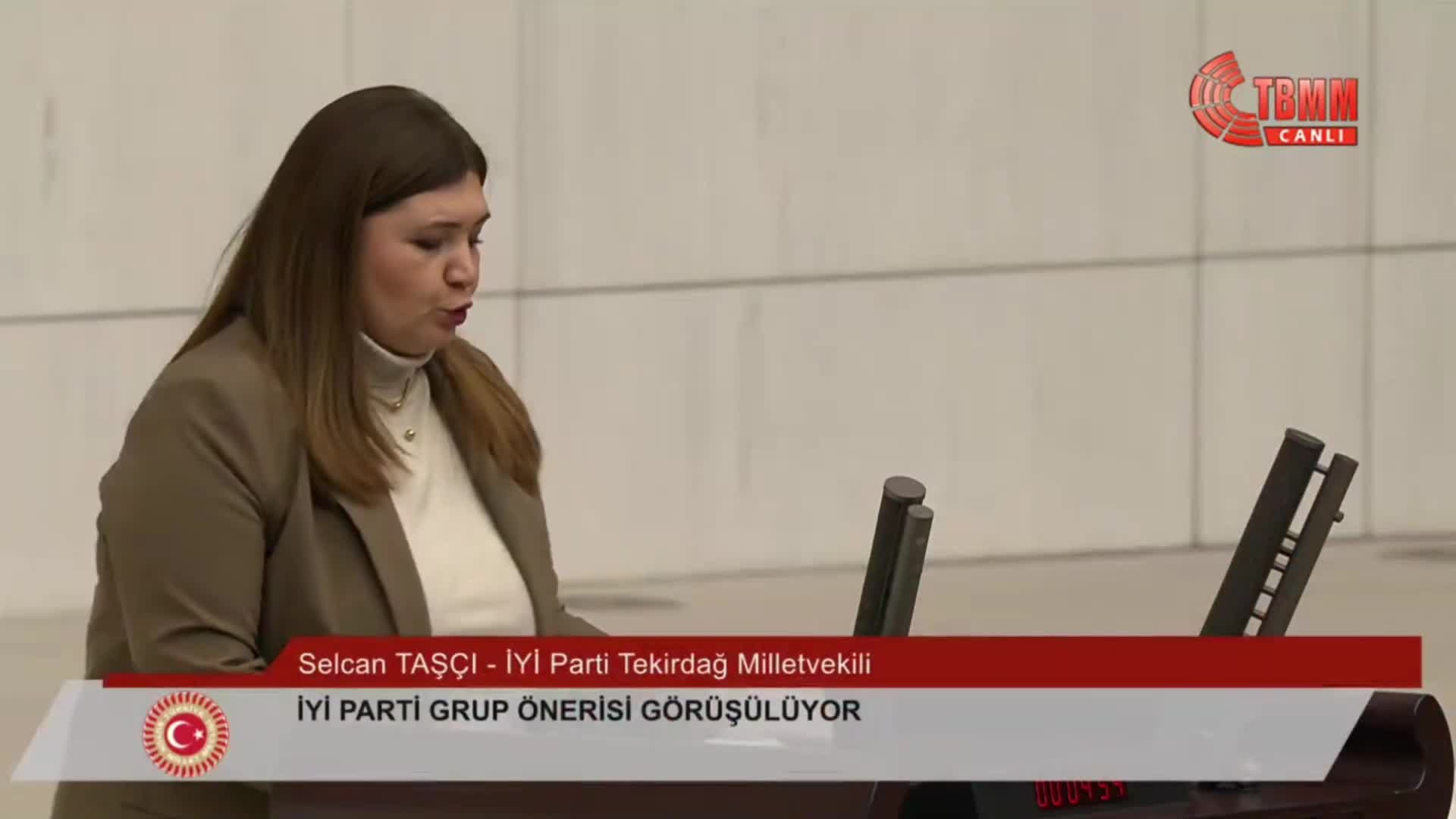 İYİ Parti'nin kalıcı yaz saatine ilişkin önergesi reddedildi... Taşçı: "Uygulama, adeta mutsuzluk salgını virüsü görevi görüyor"