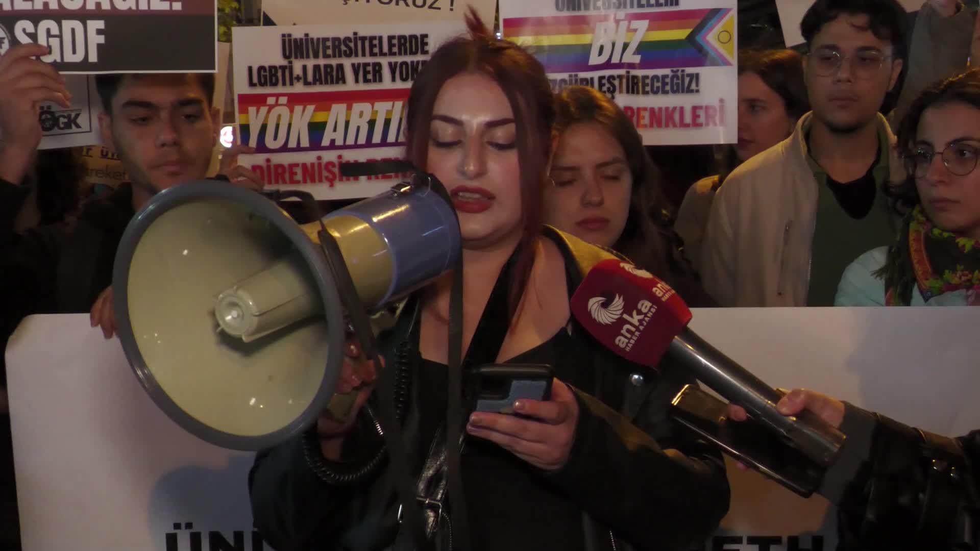 İzmir’de üniversite öğrencilerinden YÖK protestosu: Peşkeş çekilen öğrencilerin hayatları