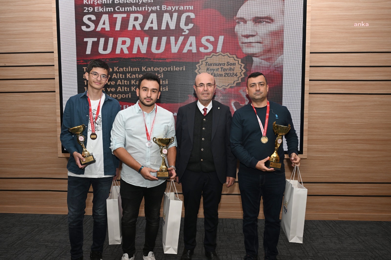 Kırşehir Belediye Başkanı Ekicioğlu, Satranç Turnuvası’nda dereceye girenlere ödüllerini verdi