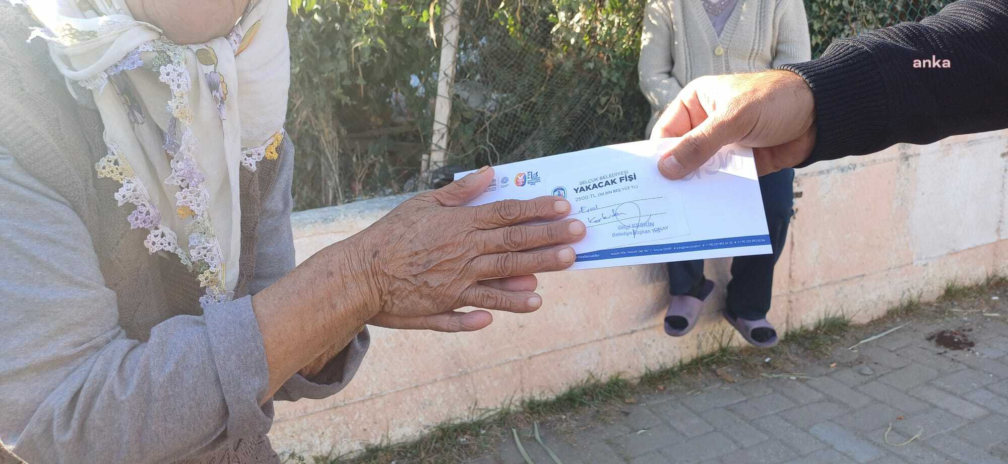Efes Selçuk Belediyesi, yakacak fişi dağıtımına başladı