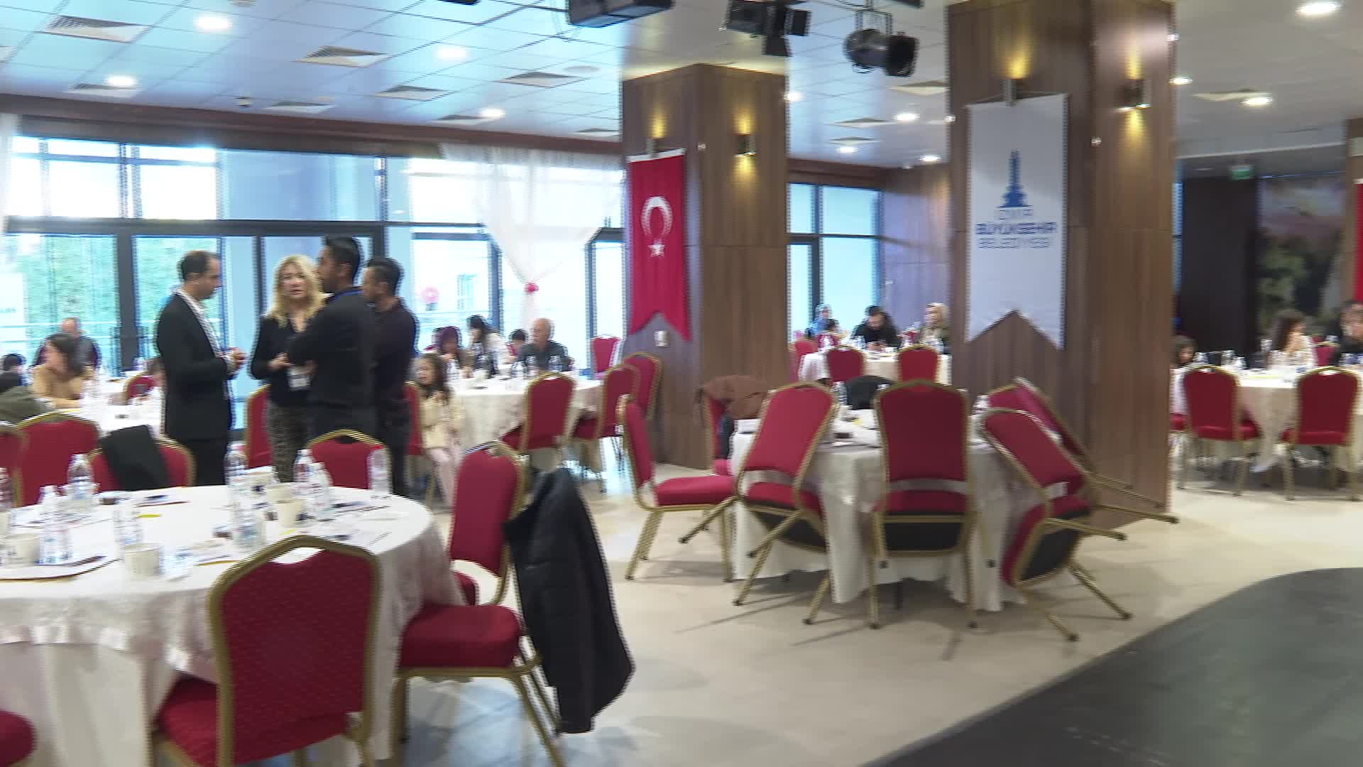 İzmir Büyükşehir Belediyesi, diyabetli çocuklar için şeker ölçüm cihazı dağıttı