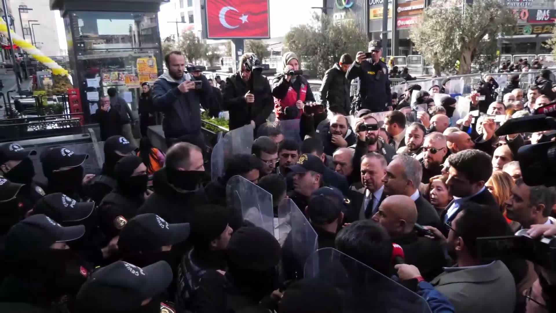 Esenyurt Belediyesi önünde CHP'lilerle güvenlik görevlileri arasında arbede