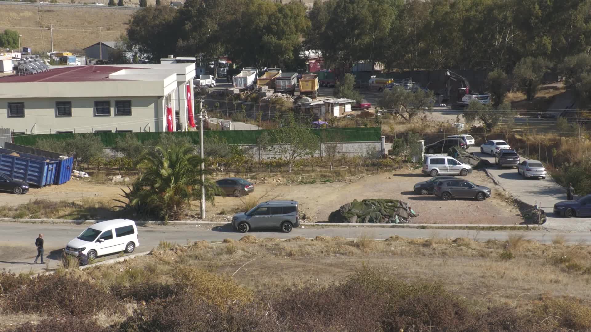İzmir Karabağlar’daki kaçak cemaat yurdu yine yıkılamadı: Araçlarla barikat kuruldu, kaymakamlık erteledi