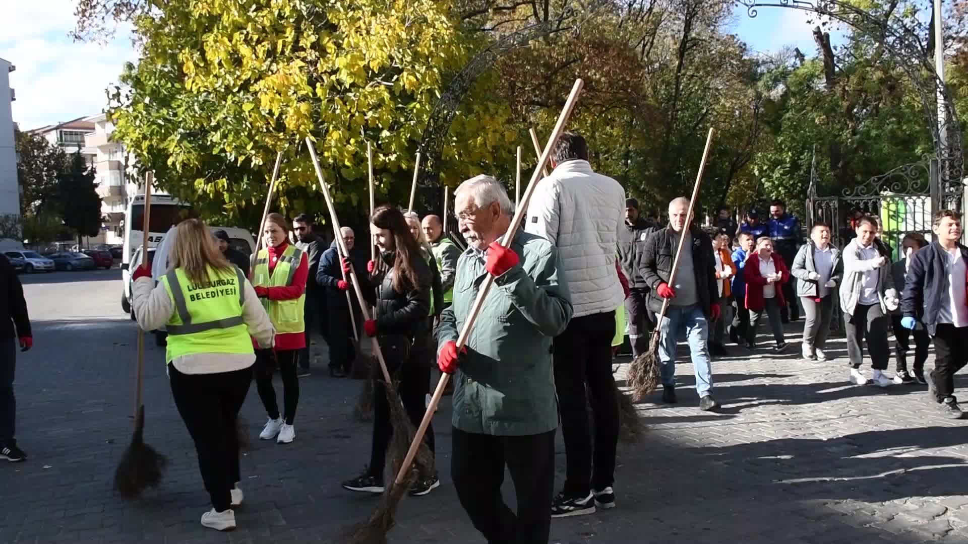 Lüleburgaz Belediyesi’nin “Temiz Sokaklar Mutlu Yarınlar” kampanyası, Gündoğu Mahallesi’nde devam etti