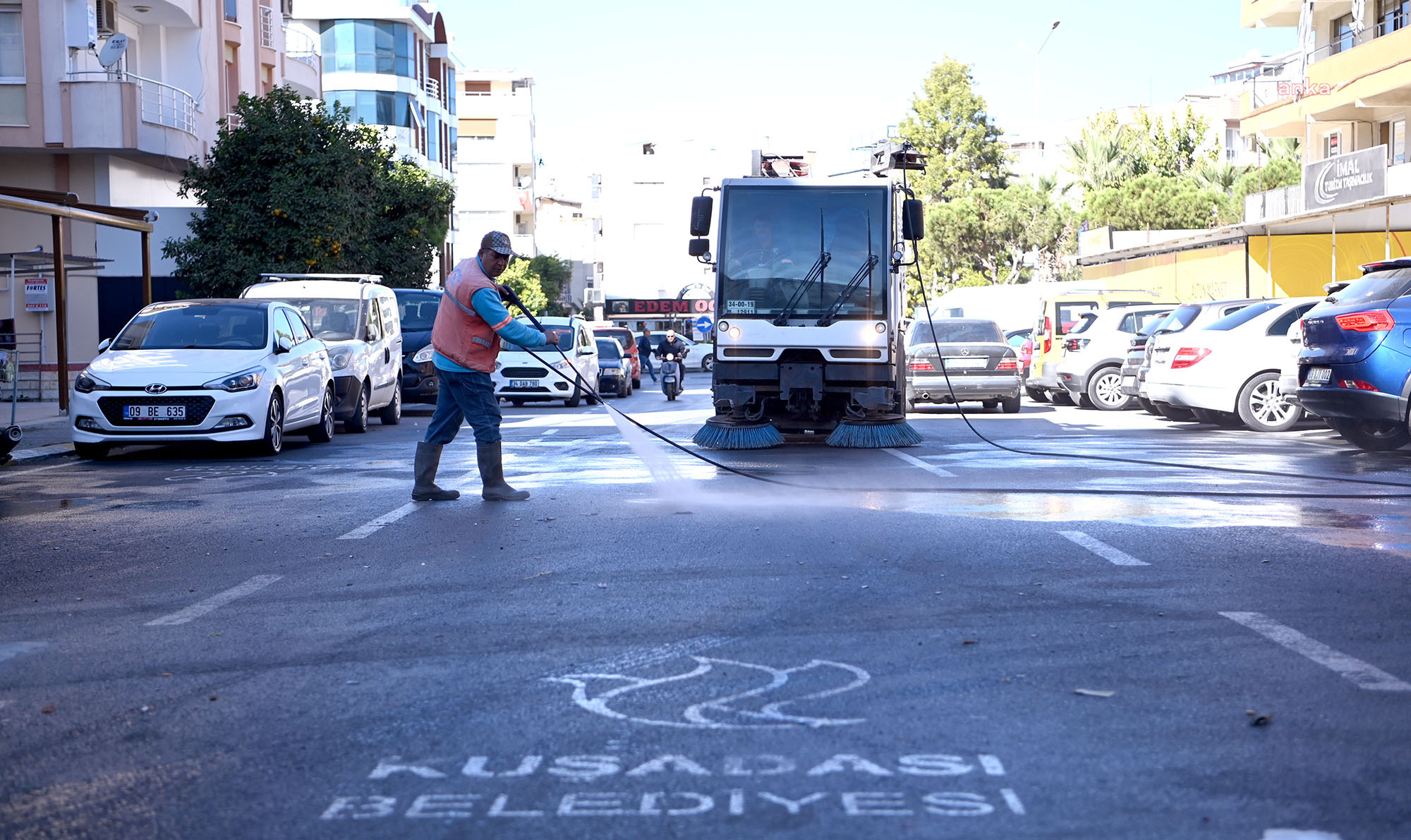 Kuşadası Belediyesi ekiplerinden yoğun temizlik mesaisi