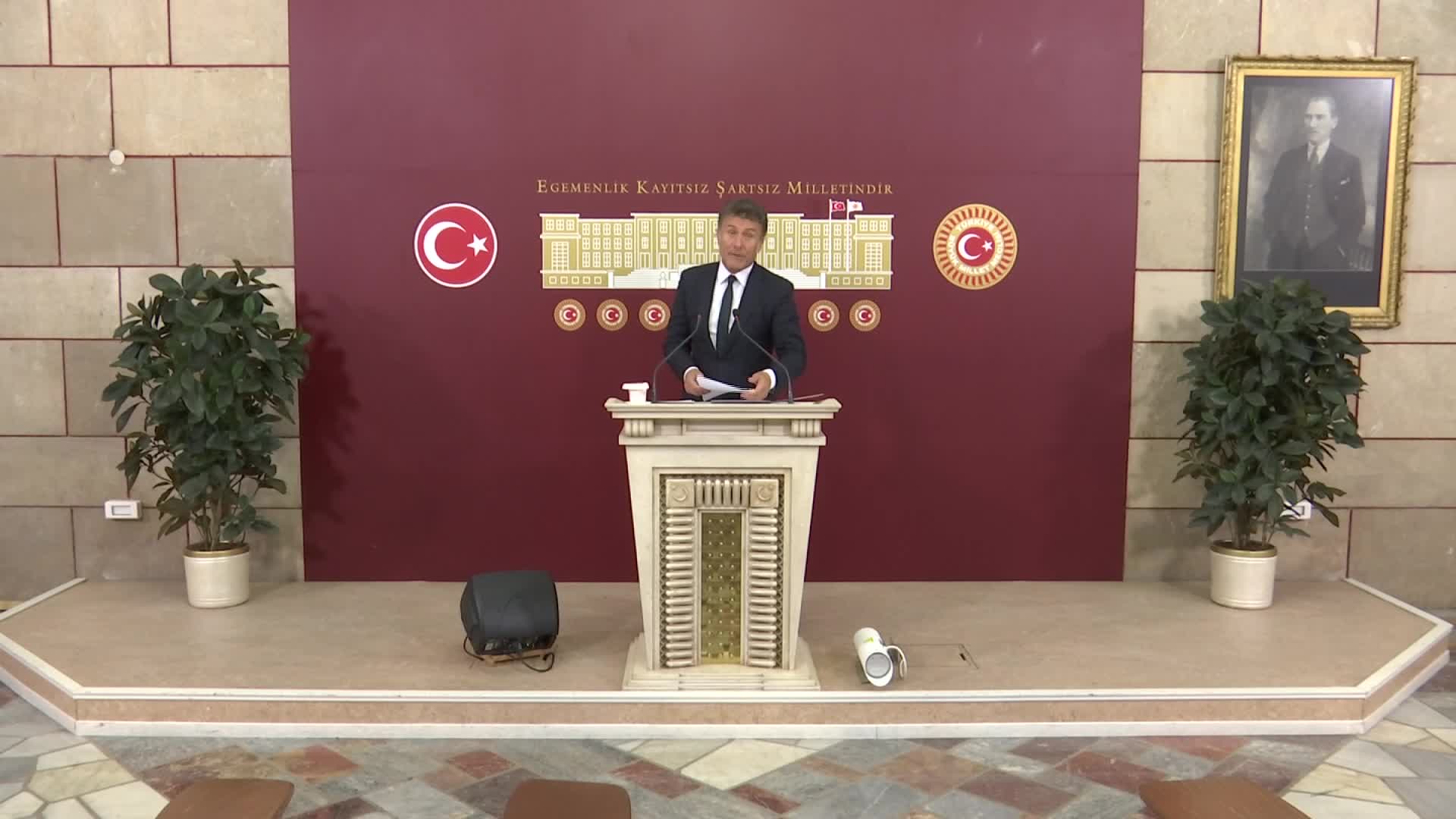 CHP'li Orhan Sarıbal: Zeytin üreticisi kumpasta, iktidar çiftçiyi tüccarın eline bırakmamalı