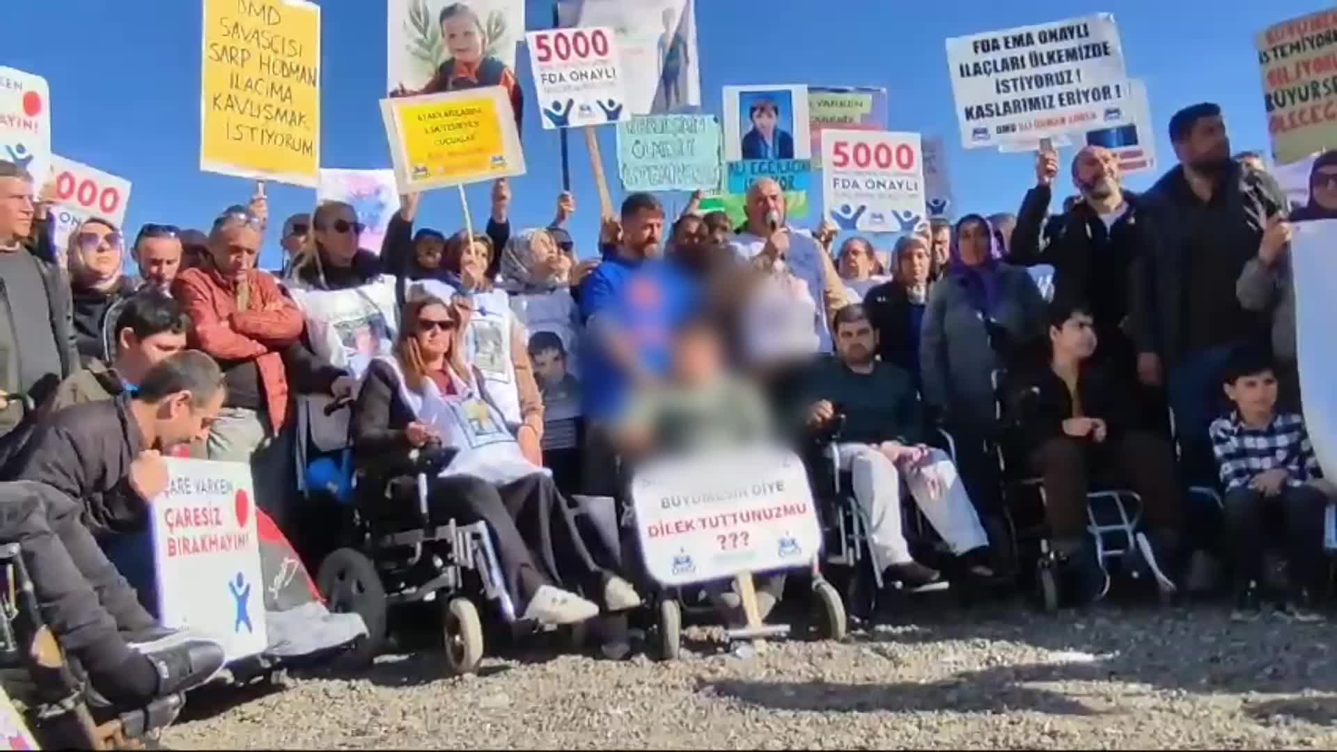 DMD hastası çocukların aileleri Sağlık Bakanlığı önünde eylem yaptı: ''Yaşam hakkı kutsal olan evlatlarımız için son nefesimize kadar mücadelemizi sürdüreceğiz''