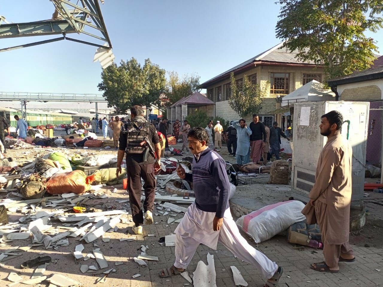 Pakistan'daki bir tren istasyonuna düzenlenen canlı bomba saldırısında 24 kişi hayatını kaybetti
