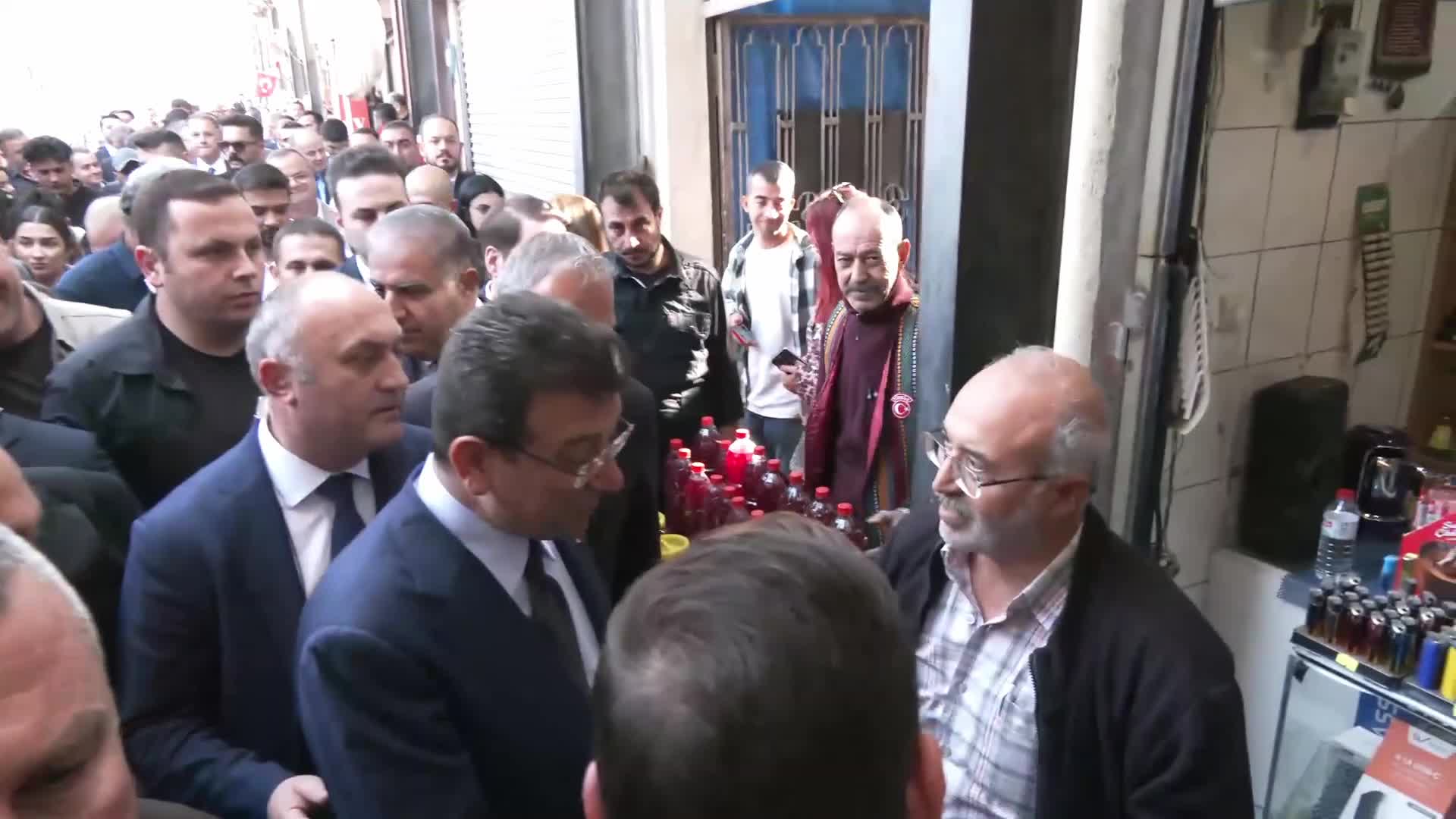 Ekrem İmamoğlu, Hatay Uzun Çarşı'da: "Vatandaşlarımızın mutsuzluğu var bunu görüyoruz ziyaretlerimizde. Ama bizim insanımız umutludur"