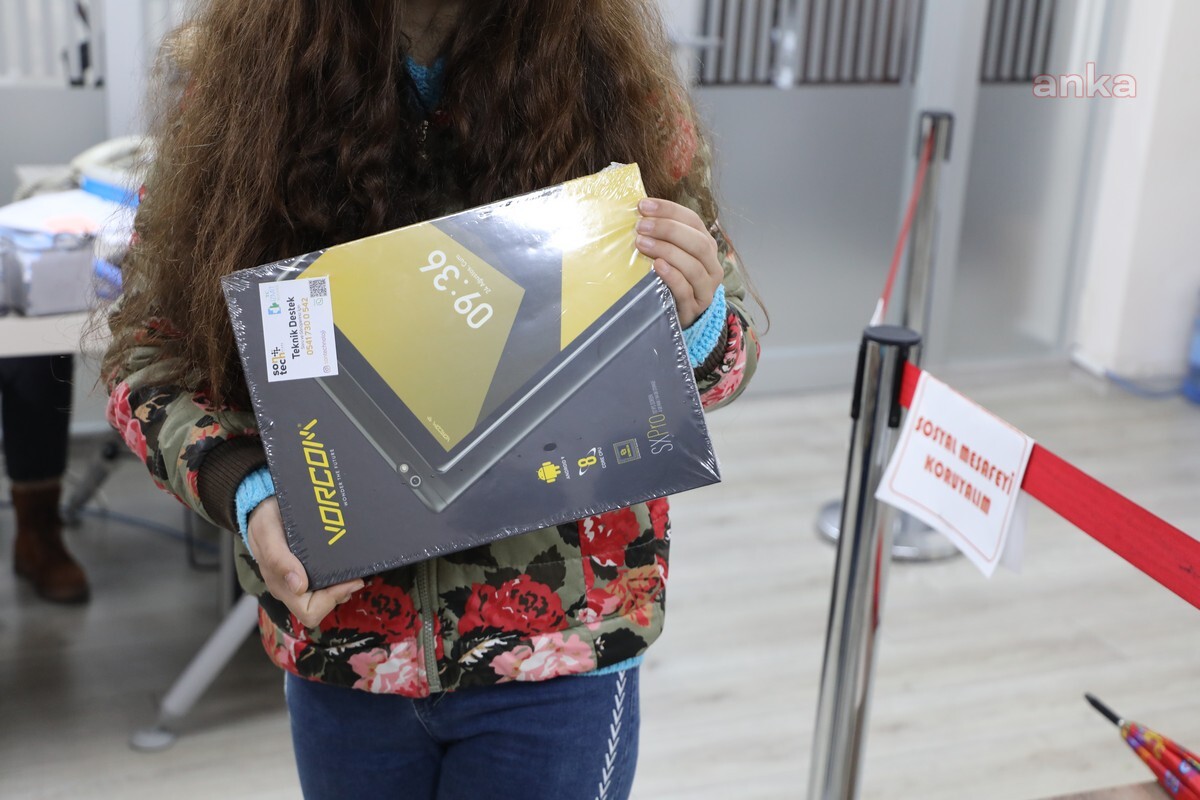 İZMİT BELEDİYESİ'NİN EĞİTİM DESTEĞİYLE ÖĞRENCİLER TABLETLERİNE KAVUŞTU