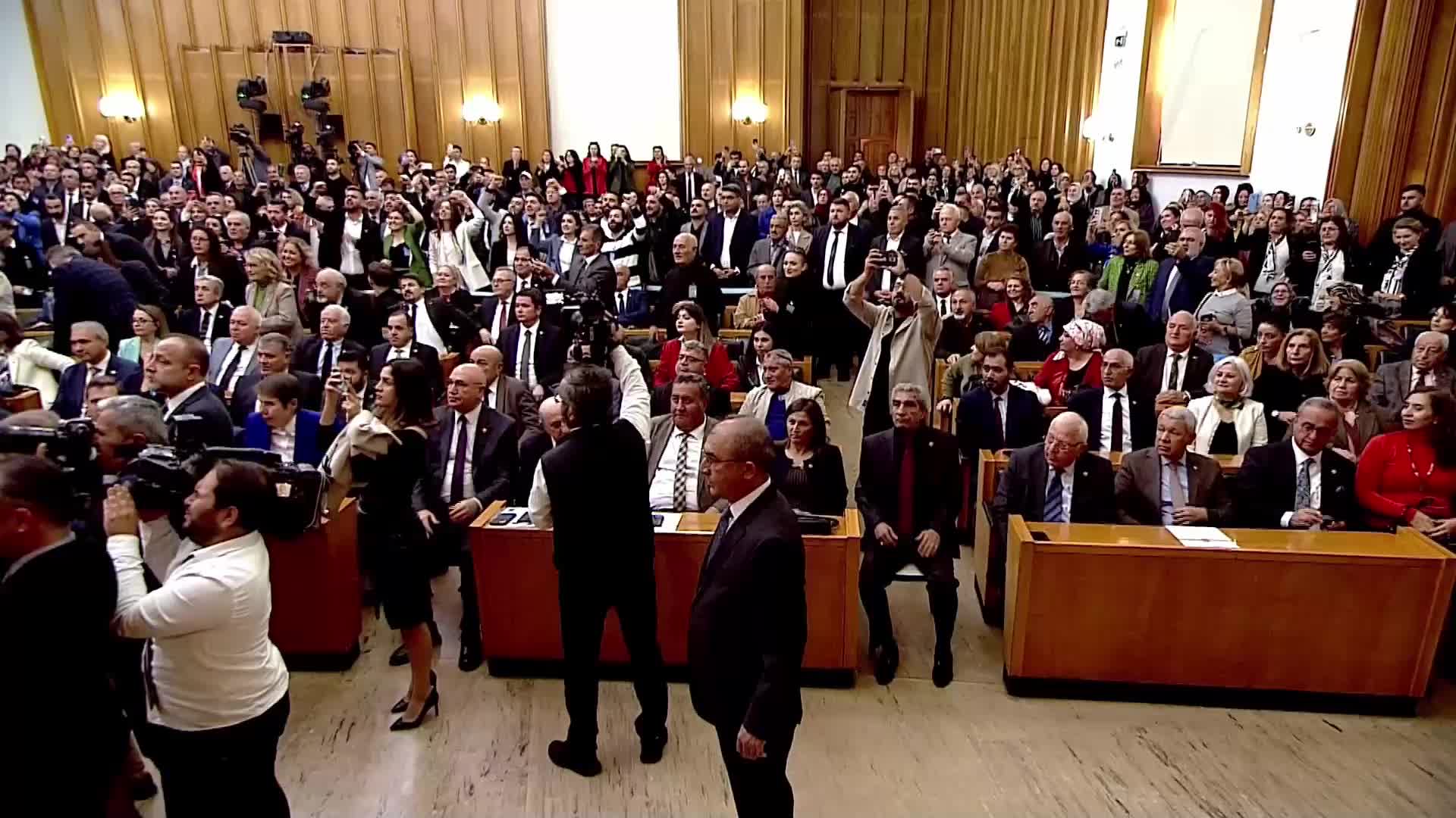 CHP grup toplantısı... Yomra Belediye Başkanı Mustafa Bıyık CHP'ye katıldı... Özgür Özel: "414'üncü belediyemiz hayırlı olsun. Büyüyoruz, CHP olarak iktidara yürüyoruz"