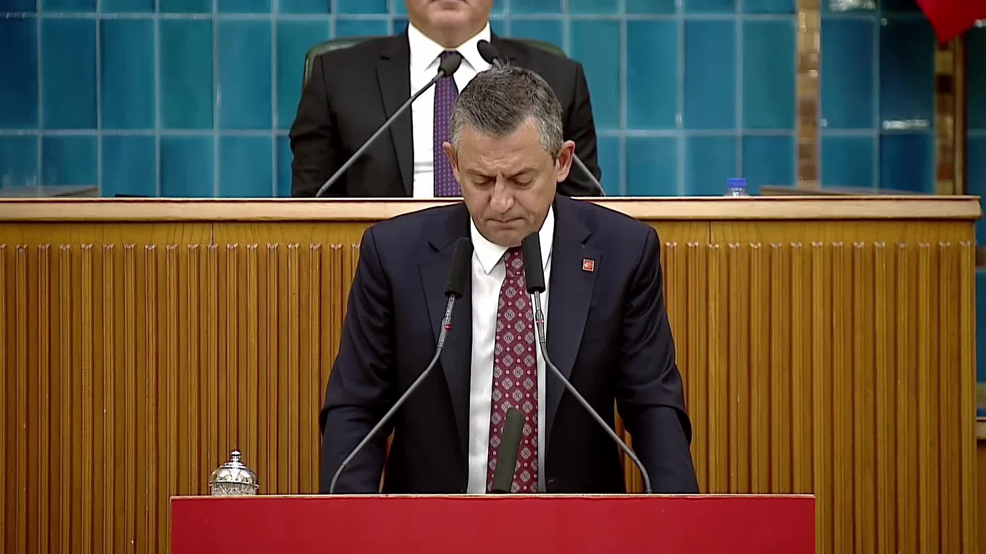 CHP grup toplantısı...Özgür Özel'den Erdoğan'a 'atanamayan öğretmen' tepkisi: "Sen atamadın. Bu öğrenciler tarihin en büyük kapkaç olayıyla karşı karşıyalar"