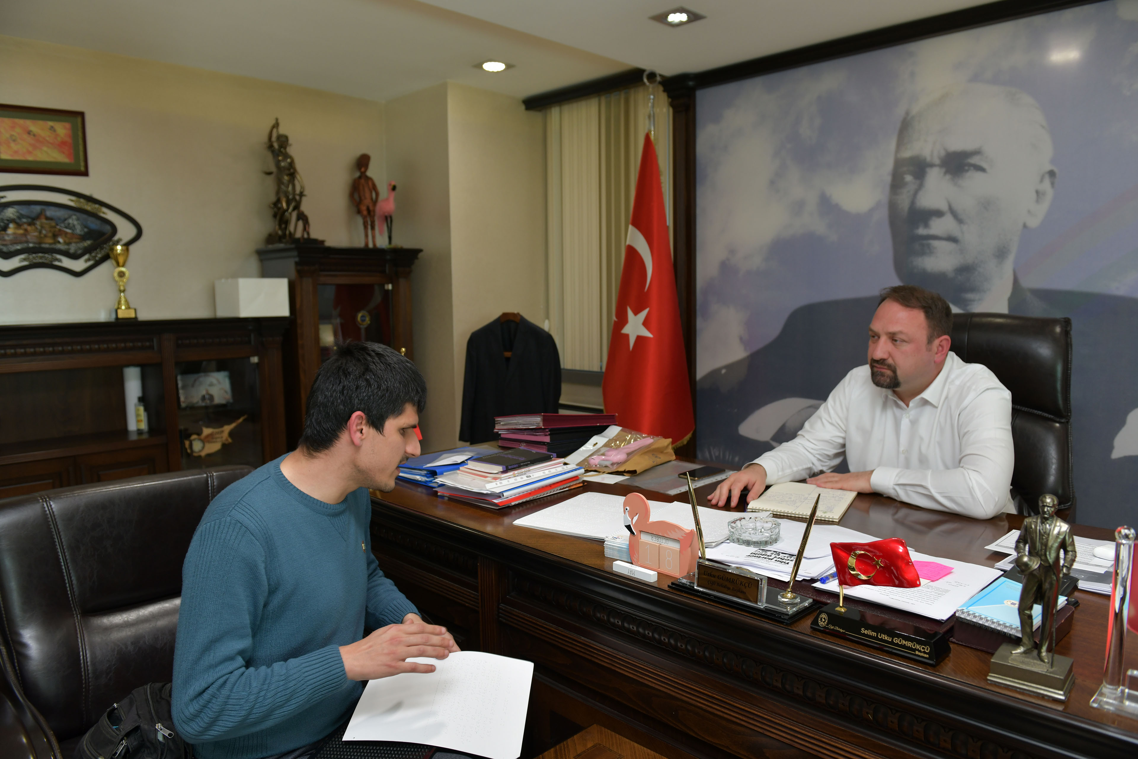 ÇİĞLİ'DE GÖRME ENGELLİLER İÇİN BELEDİYE RESTORANLARINDA KABARTMA YAZILI MENÜ