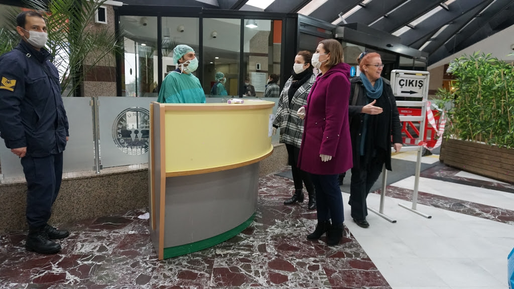 İZMİT BELEDİYE BAŞKANI HÜRRİYET, İLK MASKE TESLİMİNİ GERÇEKLEŞTİRDİ